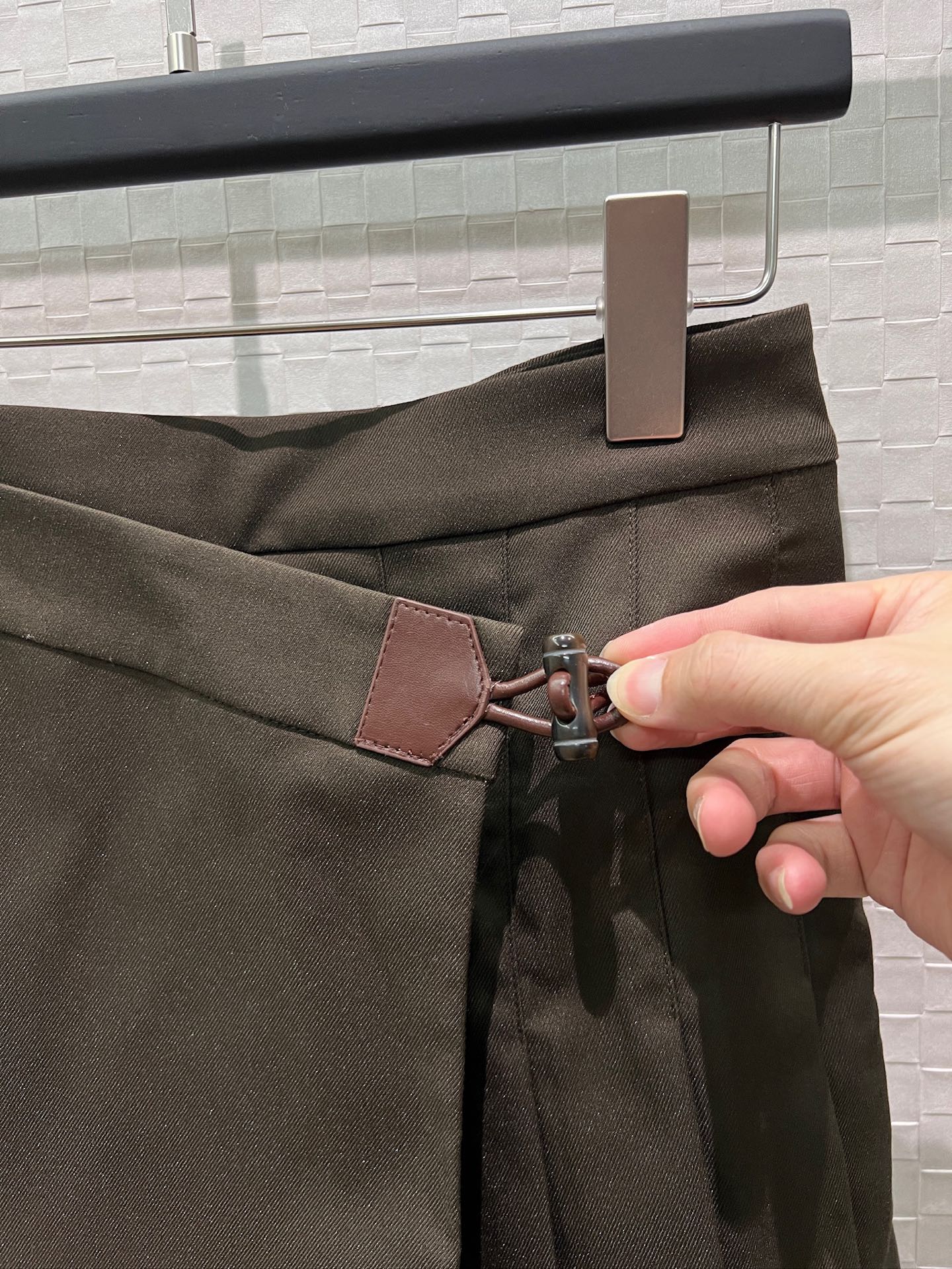 [Loewe] 로에베 26SS 비대칭 레더 버클 플리츠 스커트 치마 의류