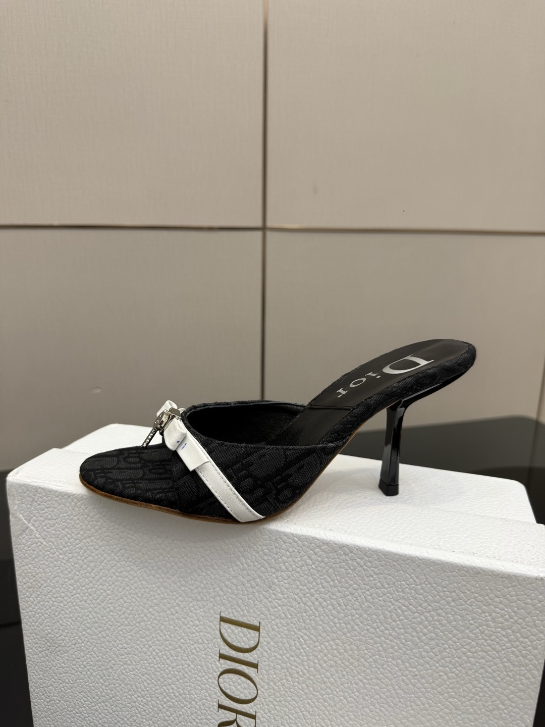 디올(DIOR) 패브릭 뮬 힐 신발