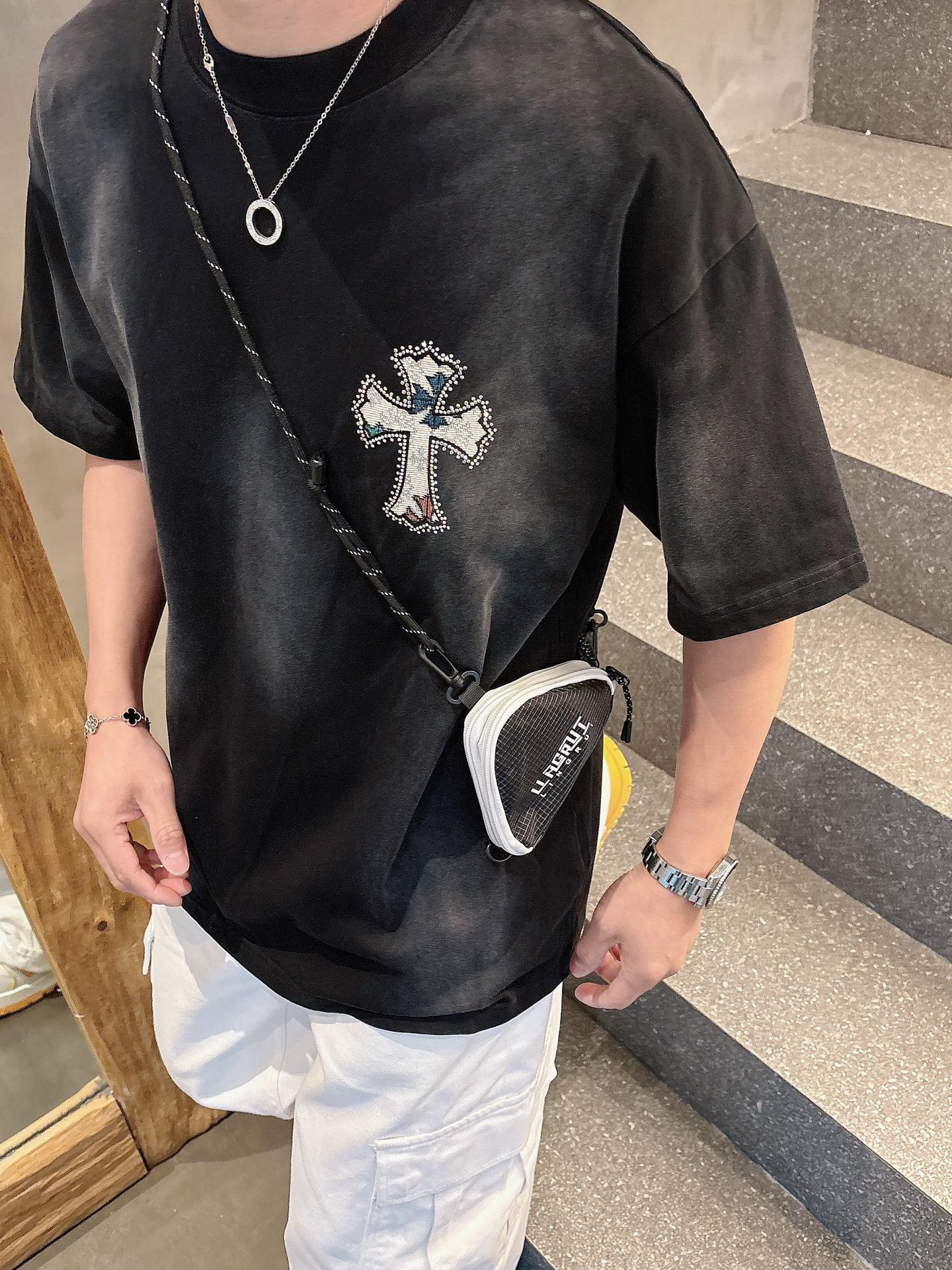 크롬하츠(Chrome Hearts) 크로스 자수 핫픽스 반팔 티셔츠 상의 의류