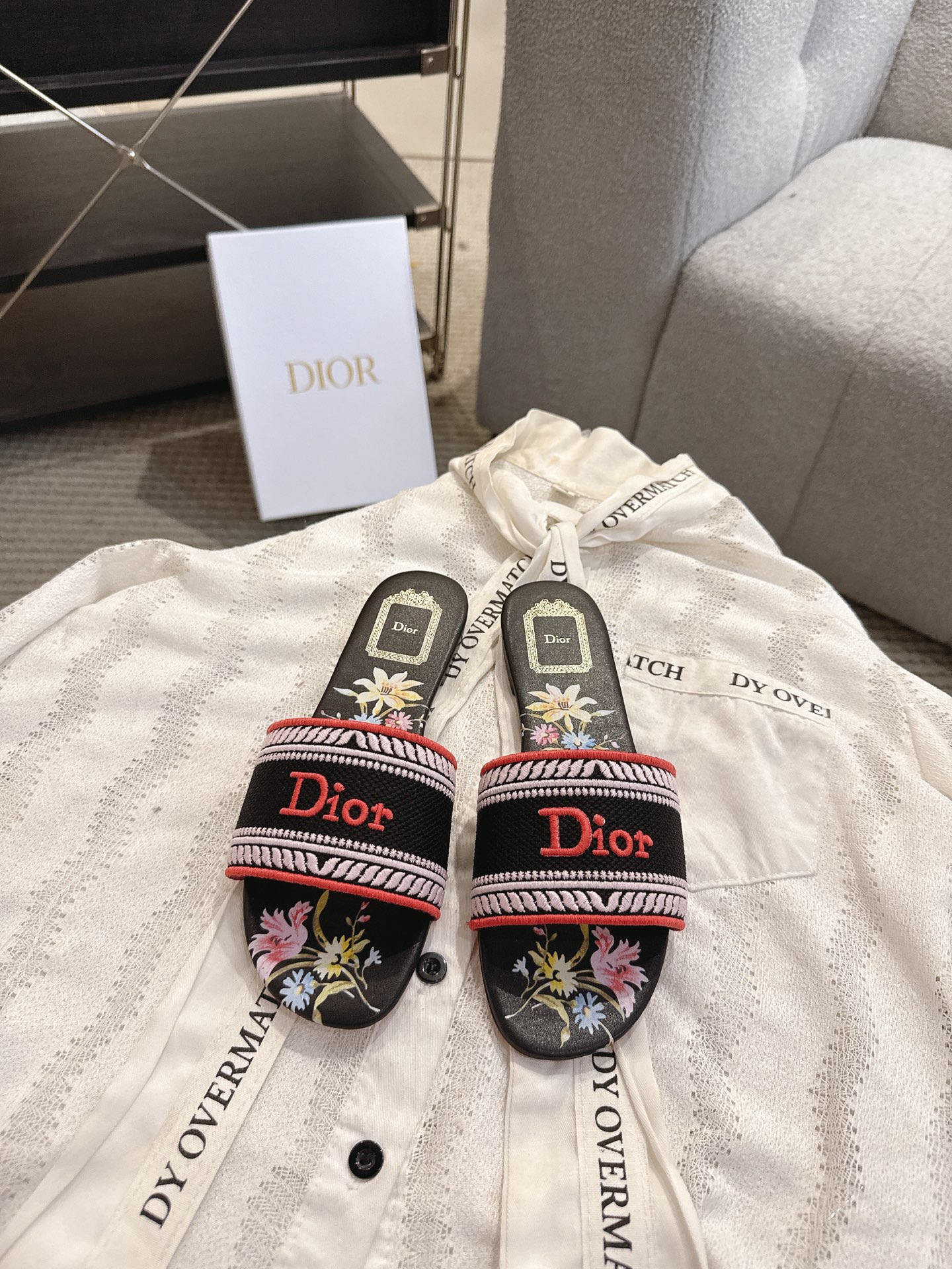 디올(DIOR) 플라워 자수 로고 슬라이드 슬리퍼