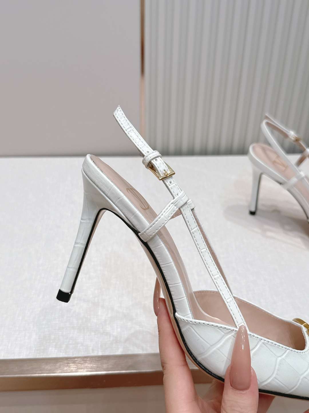 발렌티노(VALENTINO) 시그니처 슬링백 하이힐 신발