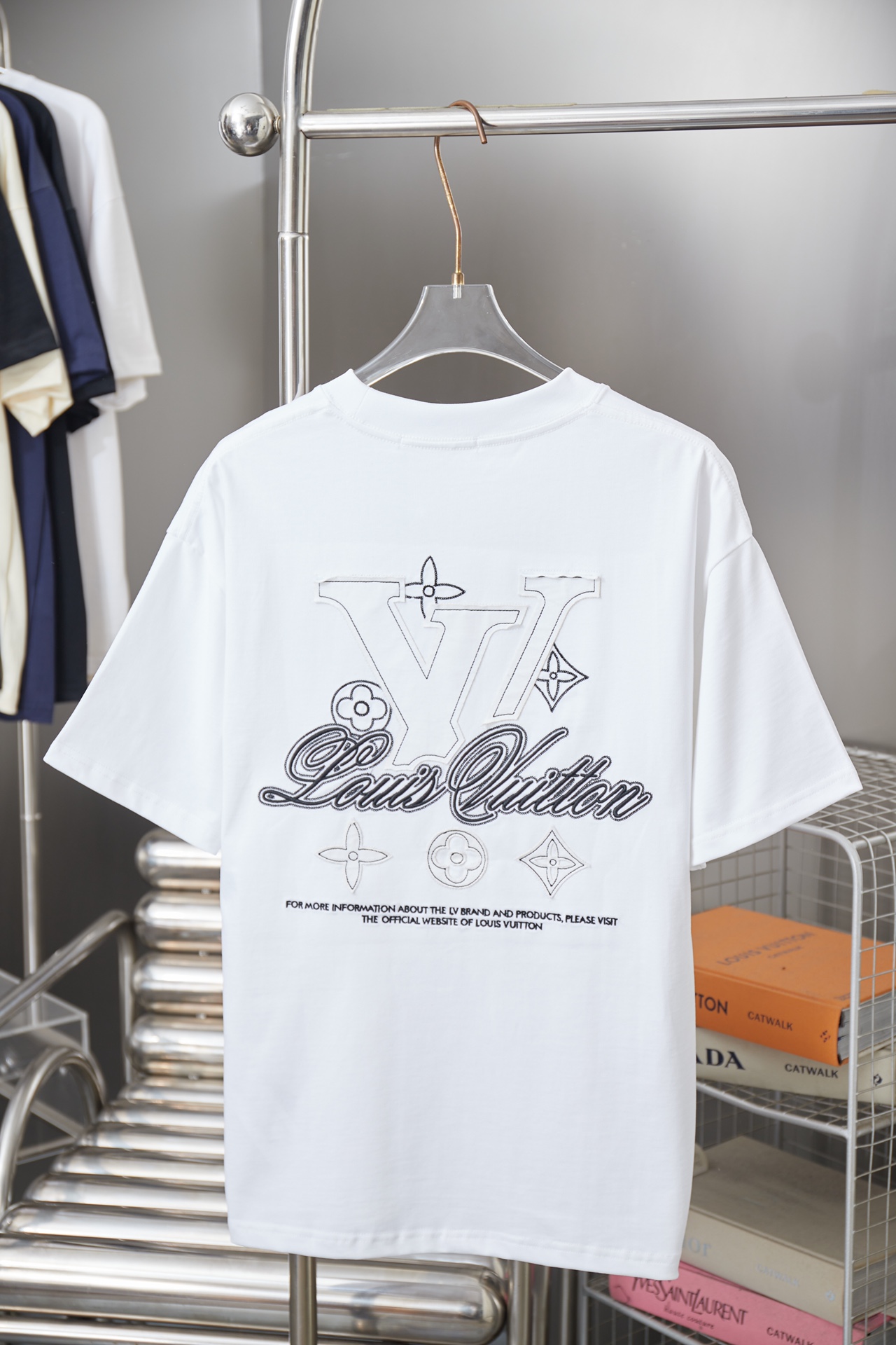 루이비통(LV) 패치 자수 로고 반팔 티셔츠 상의 의류