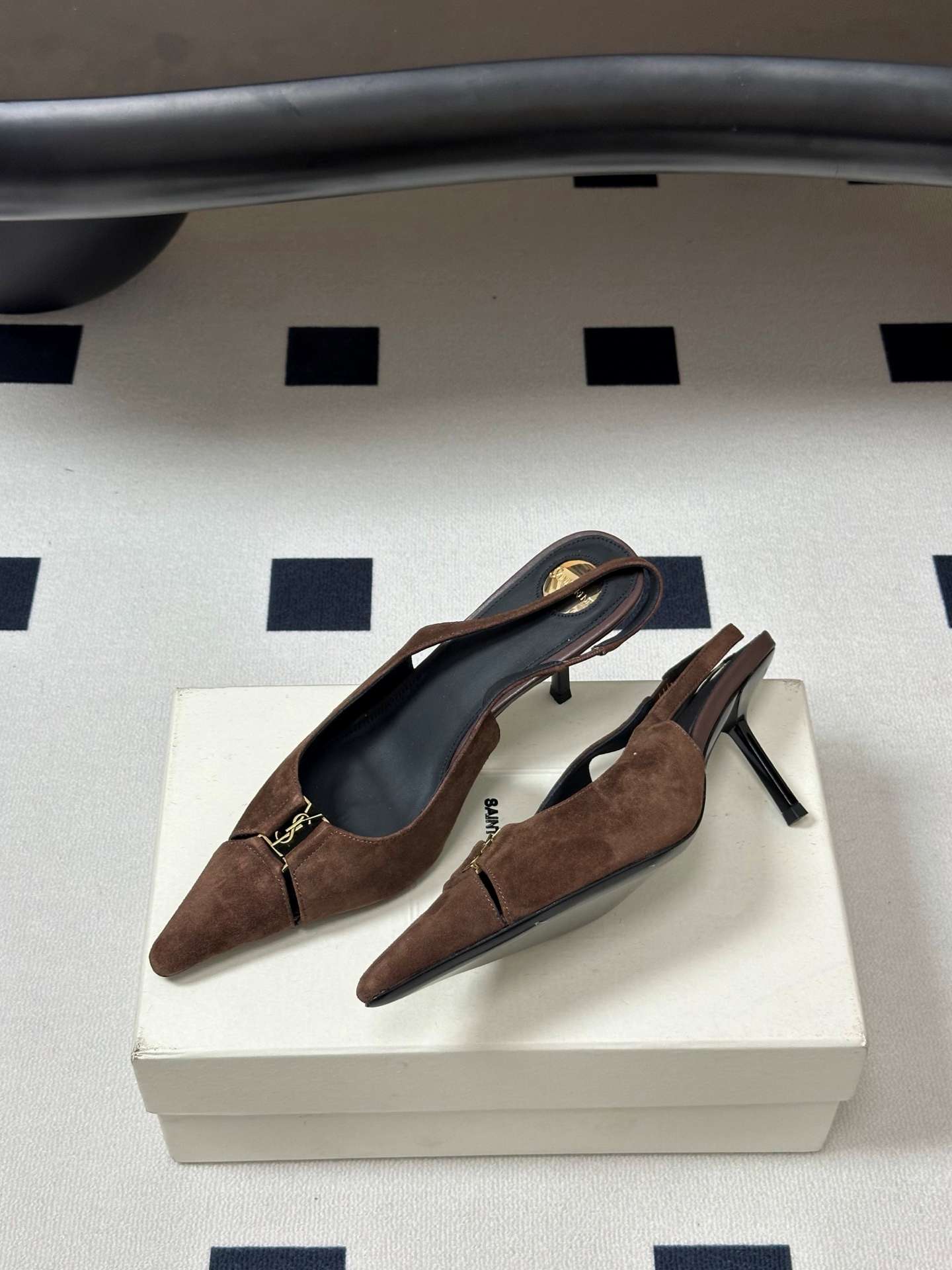 생로랑(SAINT LAURENT) YSL 메탈 로고 캡토 슬링백 펌프스 신발