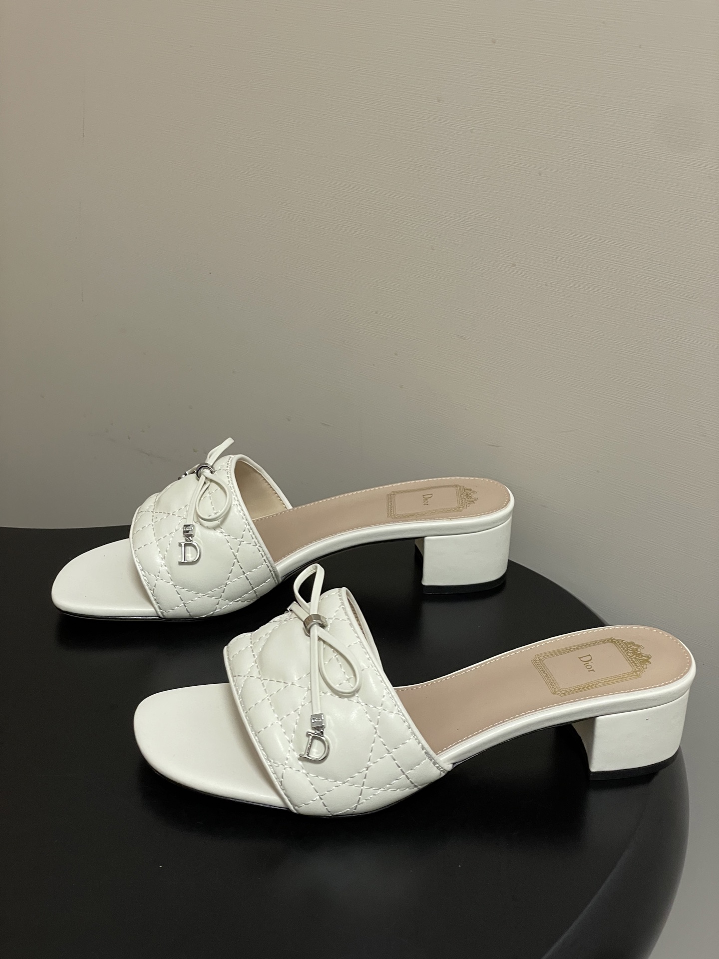 디올(DIOR) 퀼팅 리본 미들굽 슬리퍼 신발