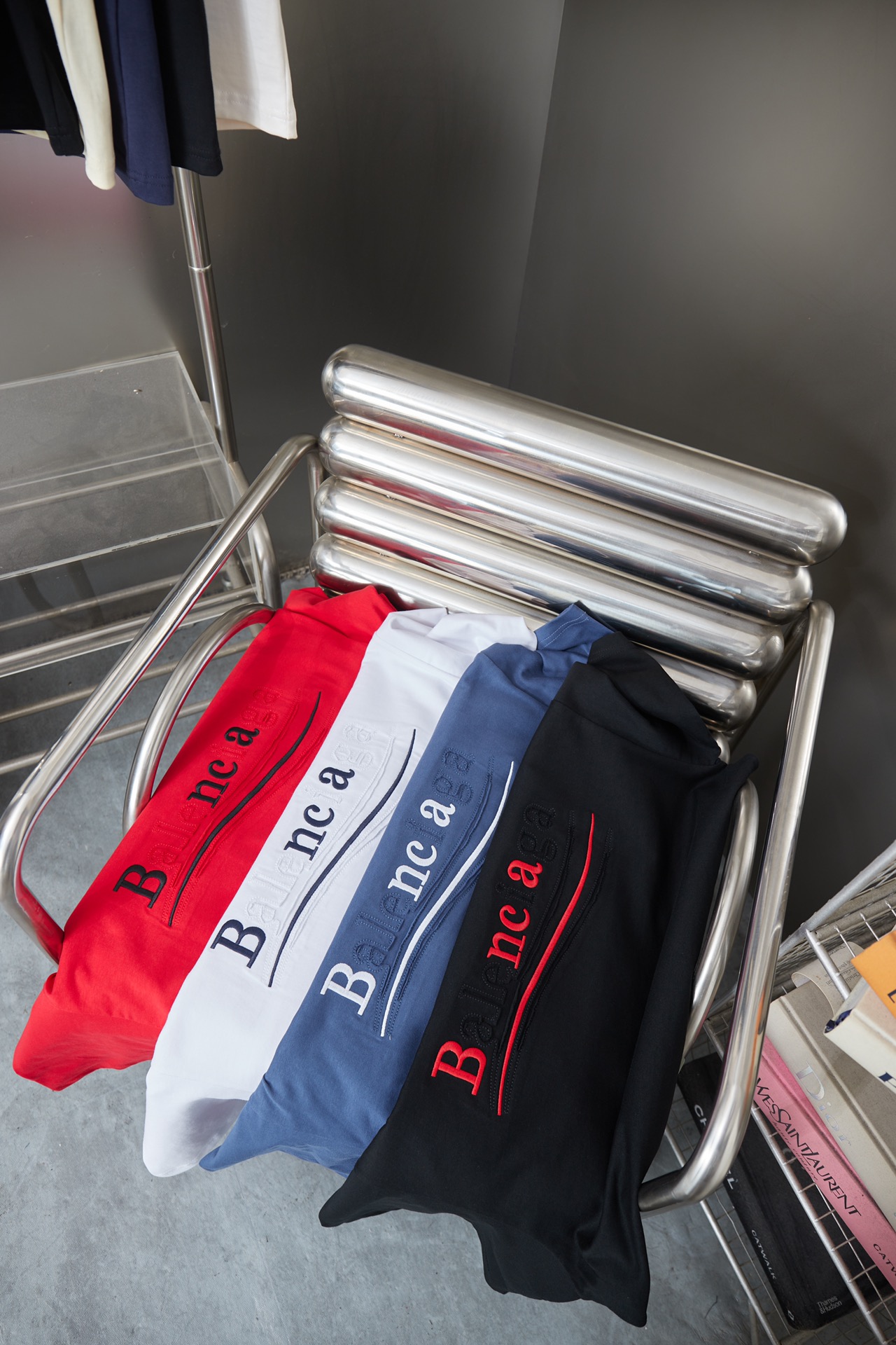 발렌시아가(BALENCIAGA) 패치 자수 로고 반팔 티셔츠 상의 의류