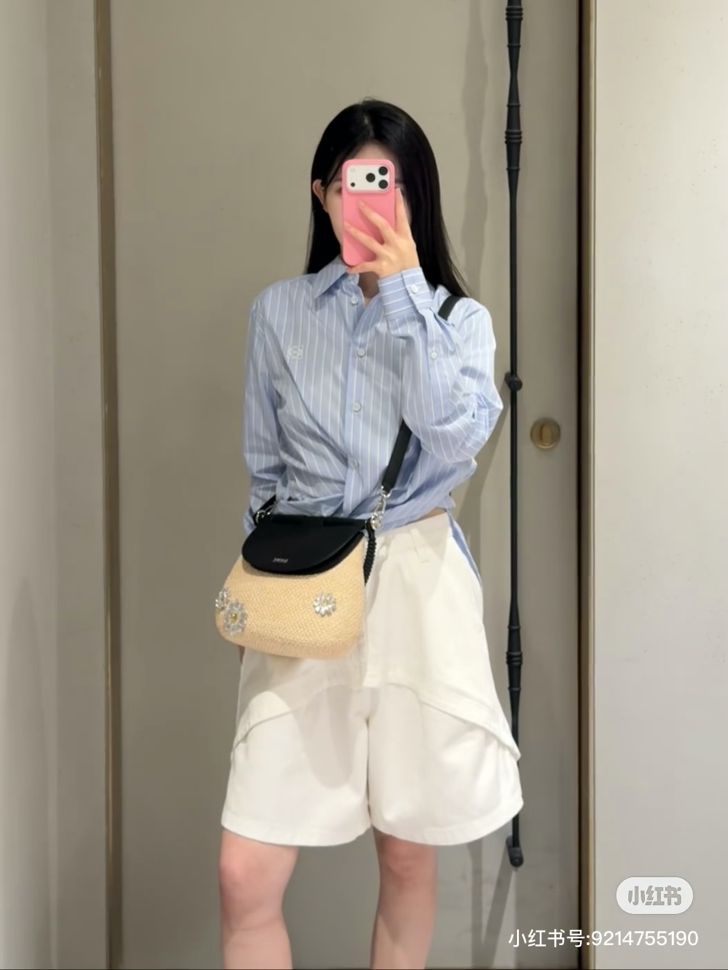 로에베(LOEWE) 비대칭 절개 화이트 쇼츠 하의 의류