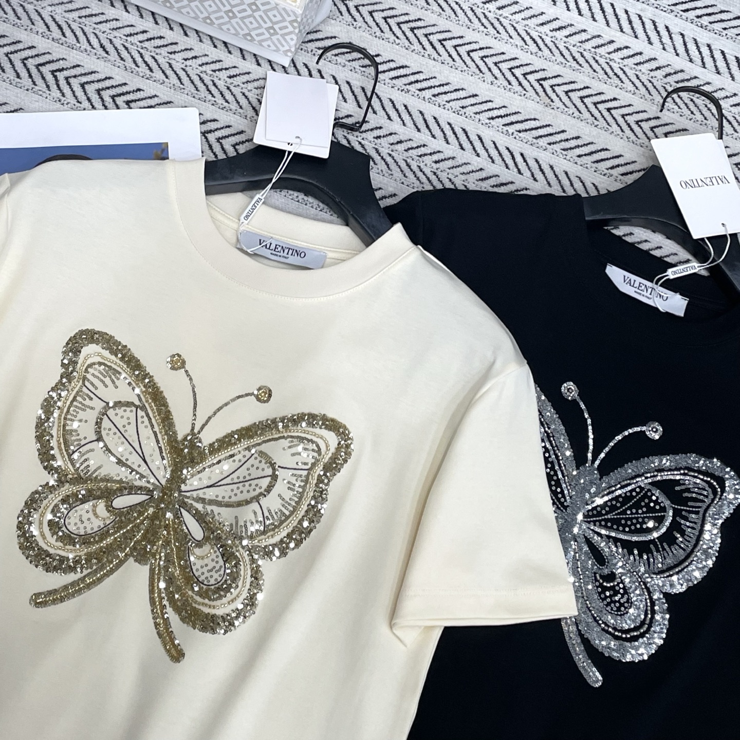 [Valentino] 발렌티노 26SS 시퀸 비드 나비 로고 반팔 티셔츠 의류