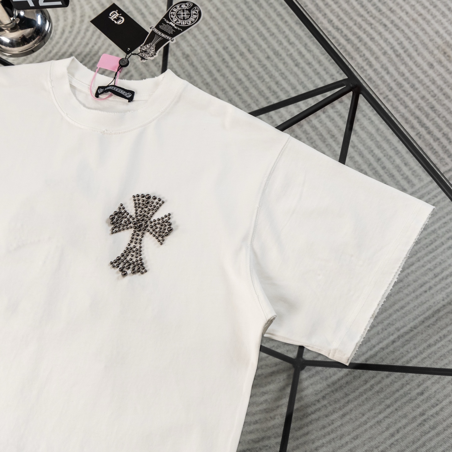 크롬하츠(CHROME HEARTS) 십자가 스터드 반팔 티셔츠 의류