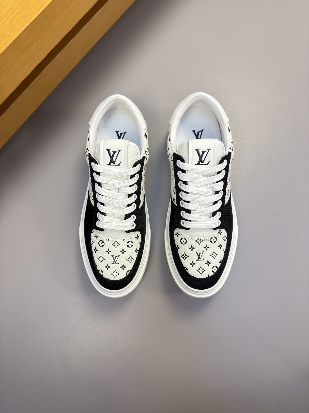 [Louis Vuitton] LV 루이비통 프리미엄 슈링크 레더 & 컬러 프린트 모노그램 스니커즈 신발