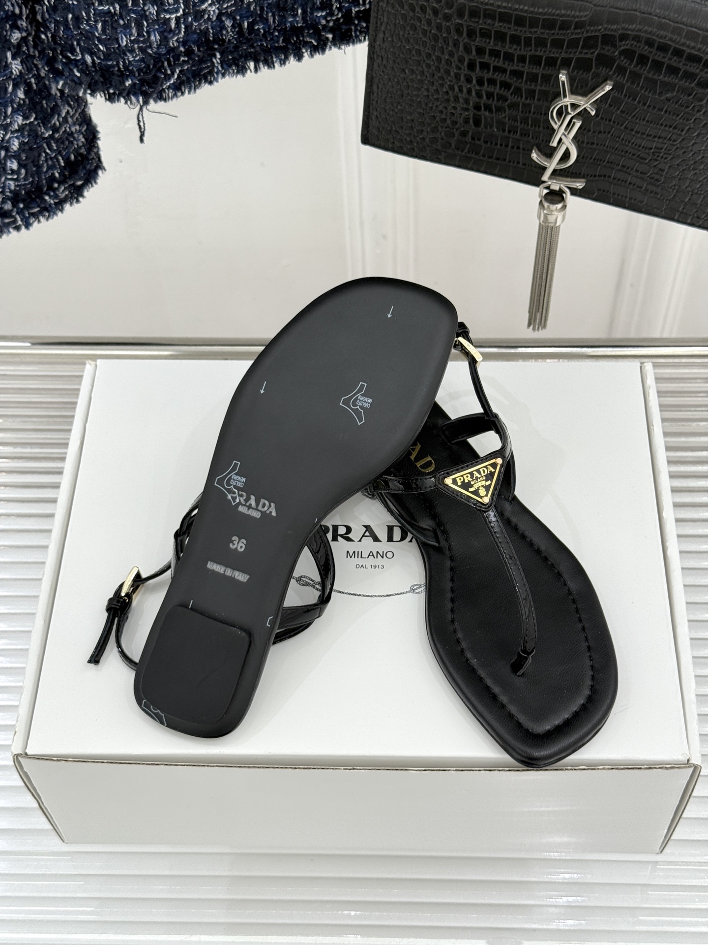 프라다(PRADA) 삼각 로고 플립플랍 샌들 신발