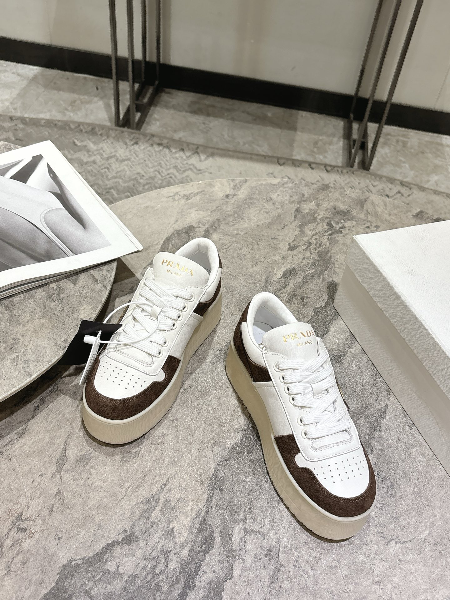프라다(PRADA) 삼각 로고 플랫폼 스니커즈 신발
