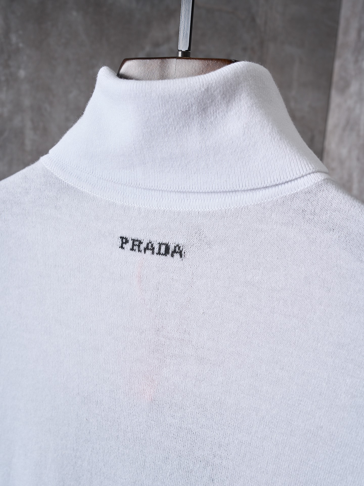 프라다(PRADA) 로고 자카드 터틀넥 울 니트 상의 의류