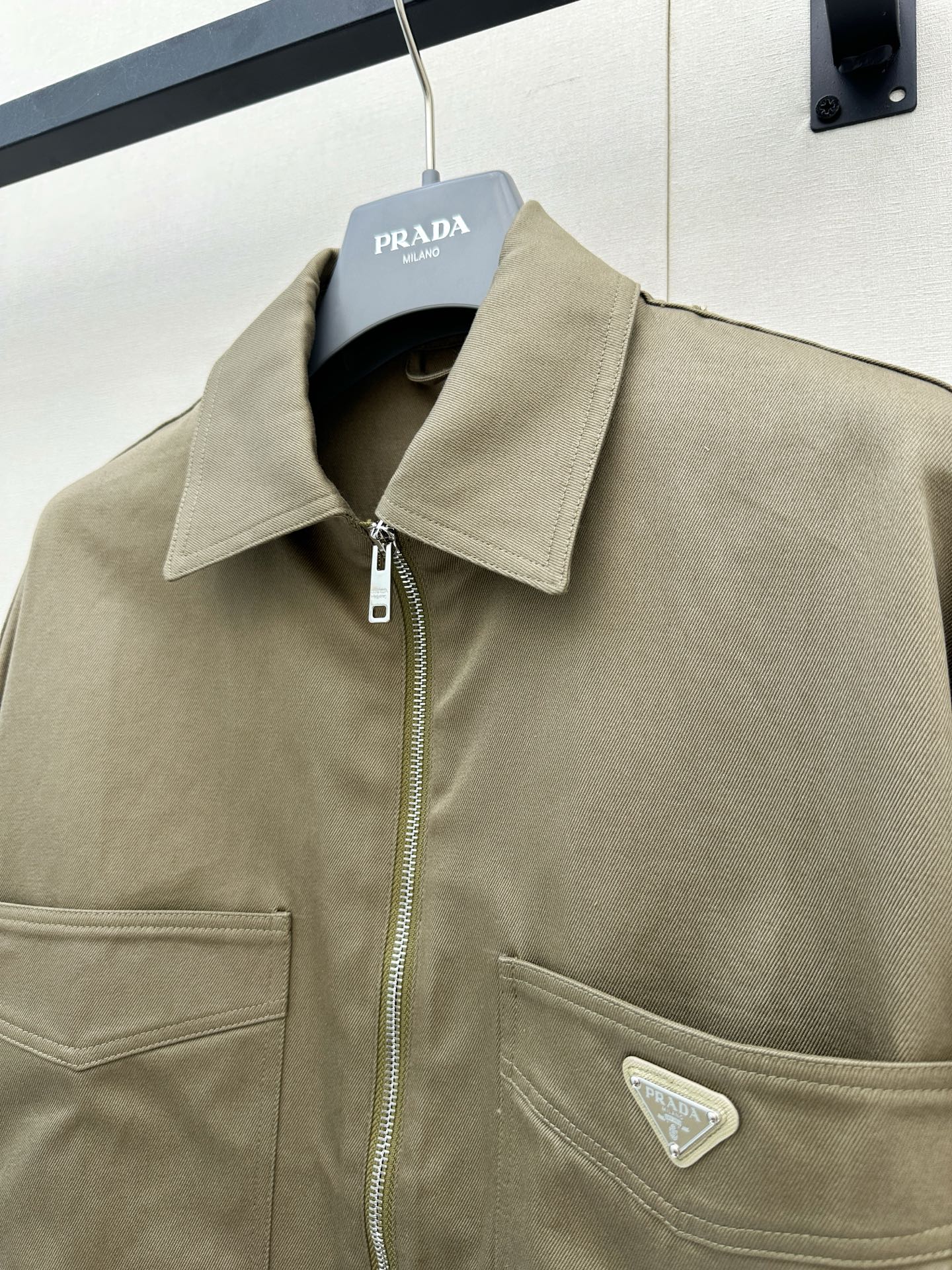프라다(PRADA) 플랩 포켓 크롭 집업 재킷 의류
