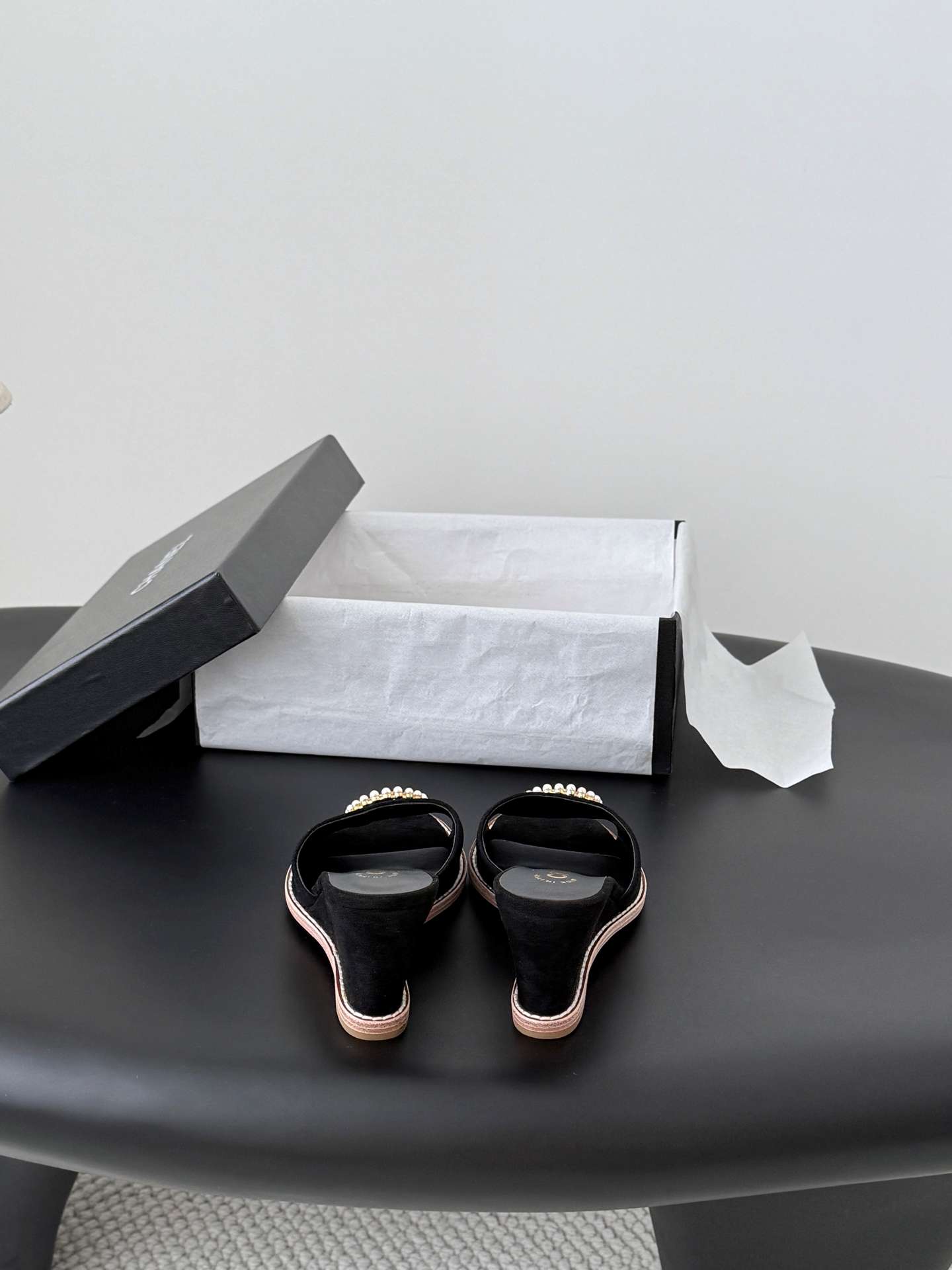 샤넬(CHANEL) 진주 메달 웨지 뮬 샌들 신발