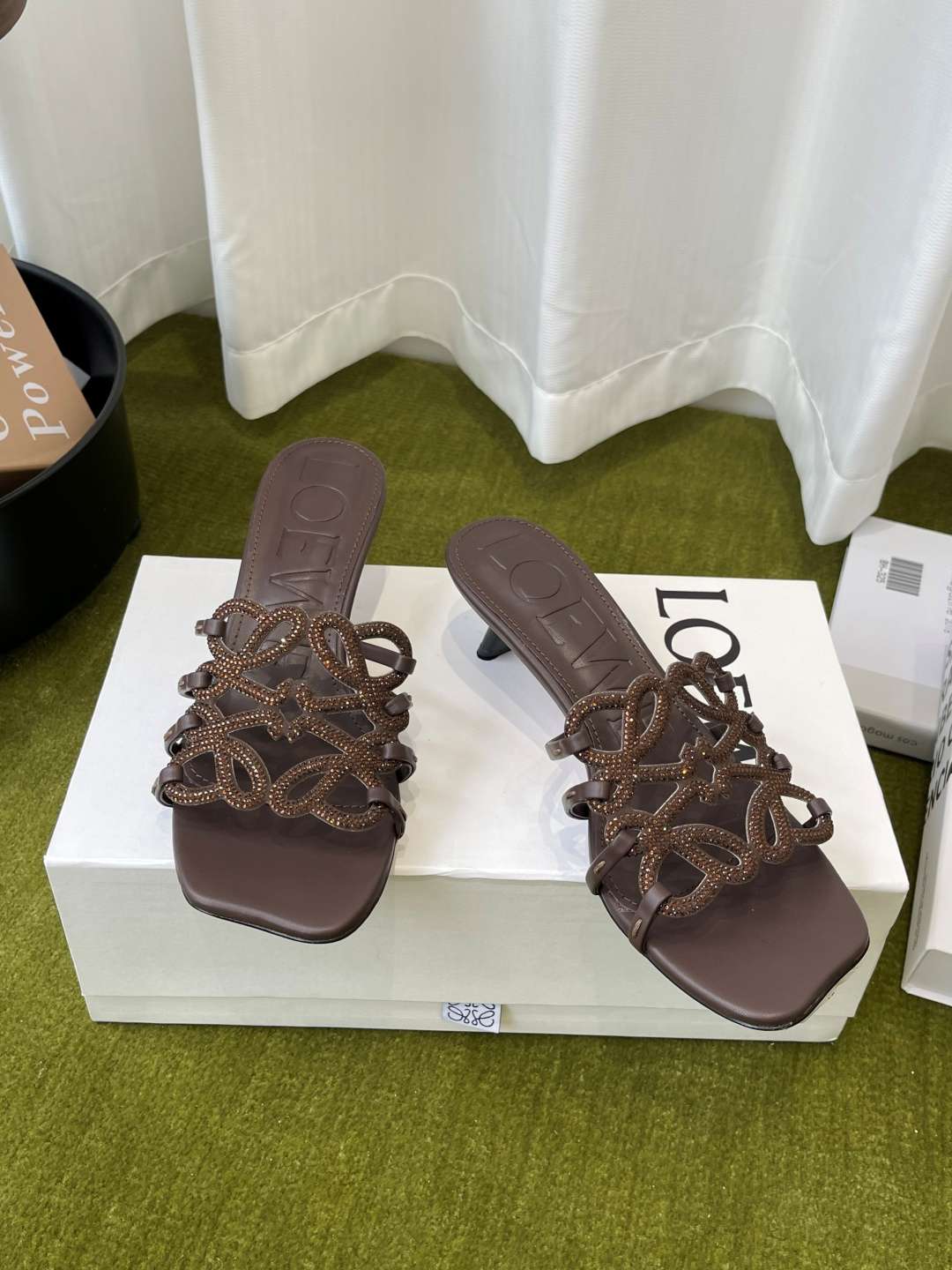 로에베(LOEWE) 아나그램 라인스톤 미들 힐 신발