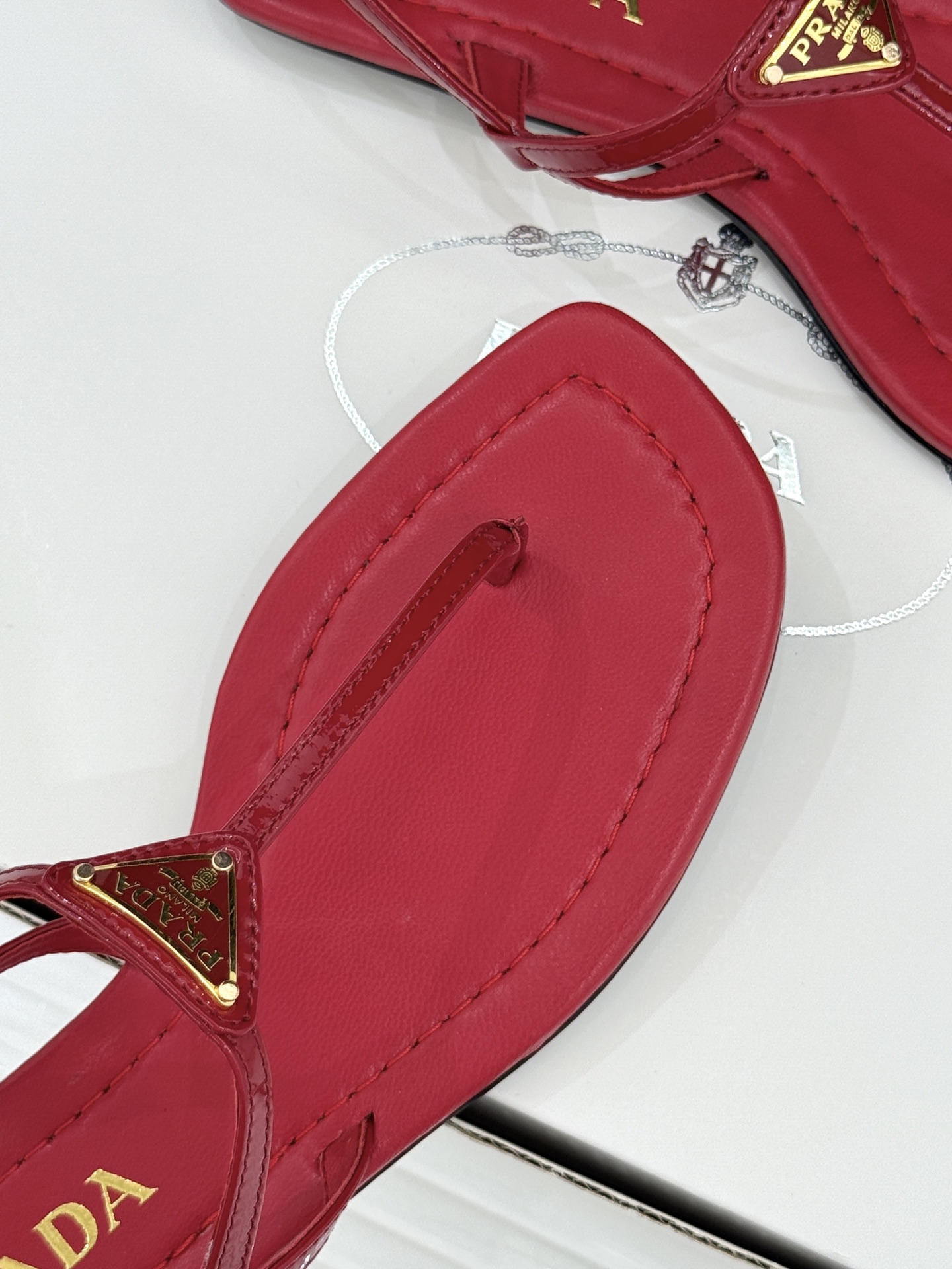 프라다(PRADA) 삼각 로고 플립플랍 샌들 신발