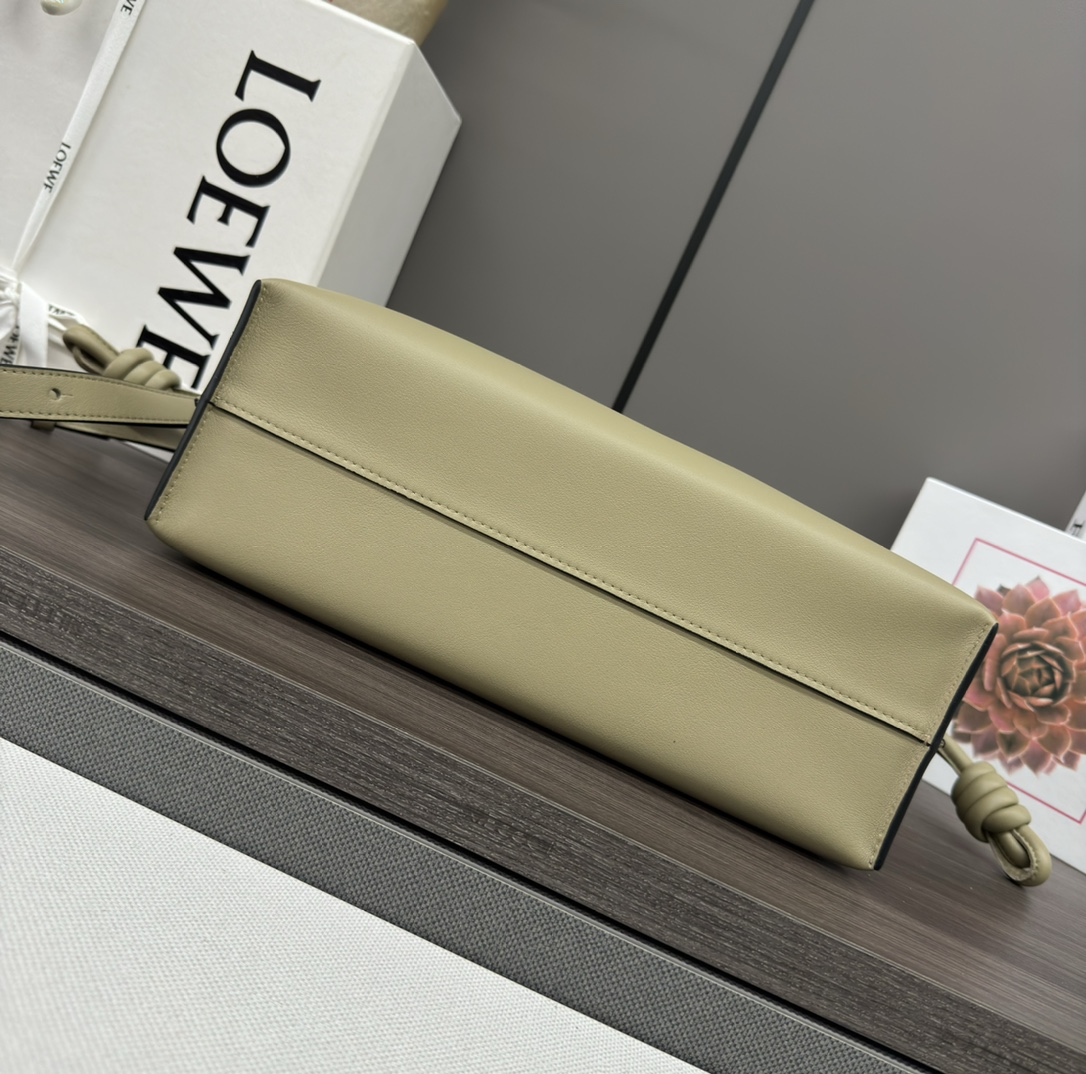 LOEWE 로에베 Flamenco 플라멩코 나파 카프스킨 숄더/클러치백 (미디엄) 가방 / 262386