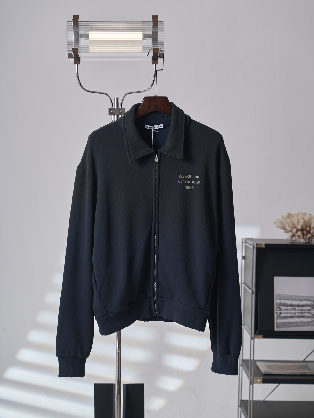 아크네(Acne studios) 빈티지 스프레이 로고 집업 재킷 상의 의류