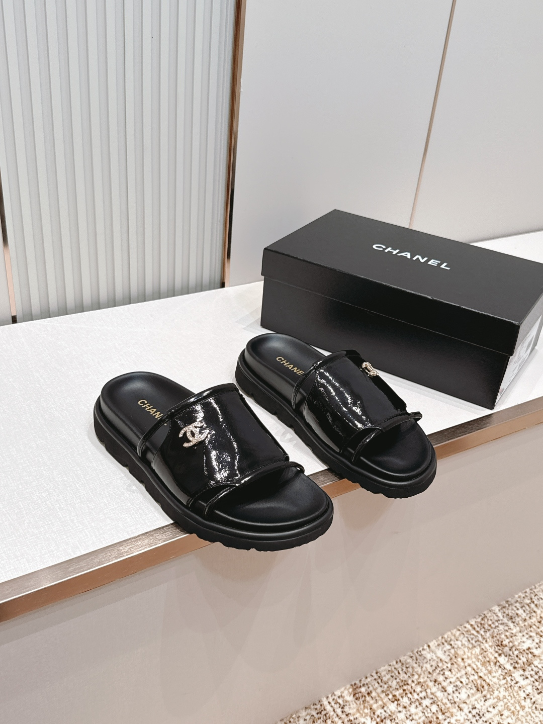 샤넬(CHANEL) 로고 슬라이드 샌들 신발
