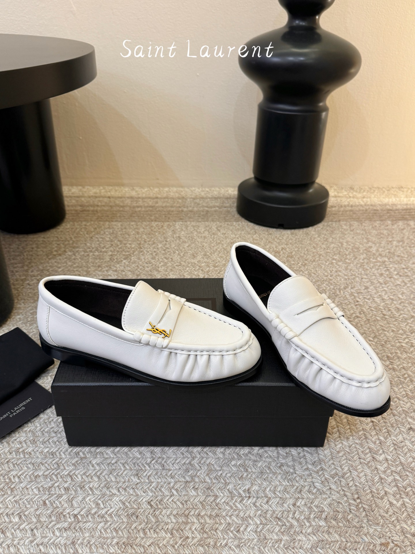 생로랑(SAINT LAURENT) 카프 레더 페니 로퍼 신발