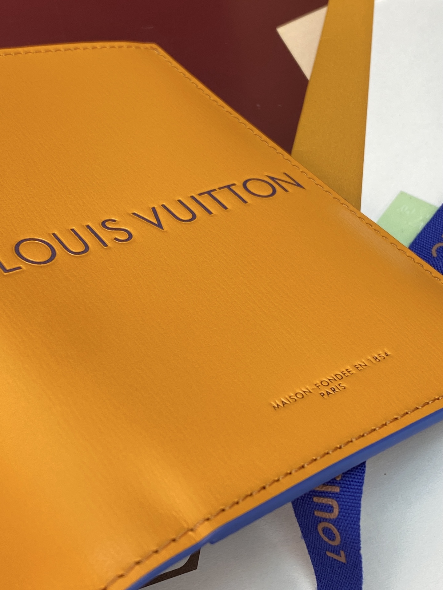 [Louis Vuitton] LV 루이비통 쇼퍼백 모티브 Packaging 패스포트 홀더 지갑 M2A444