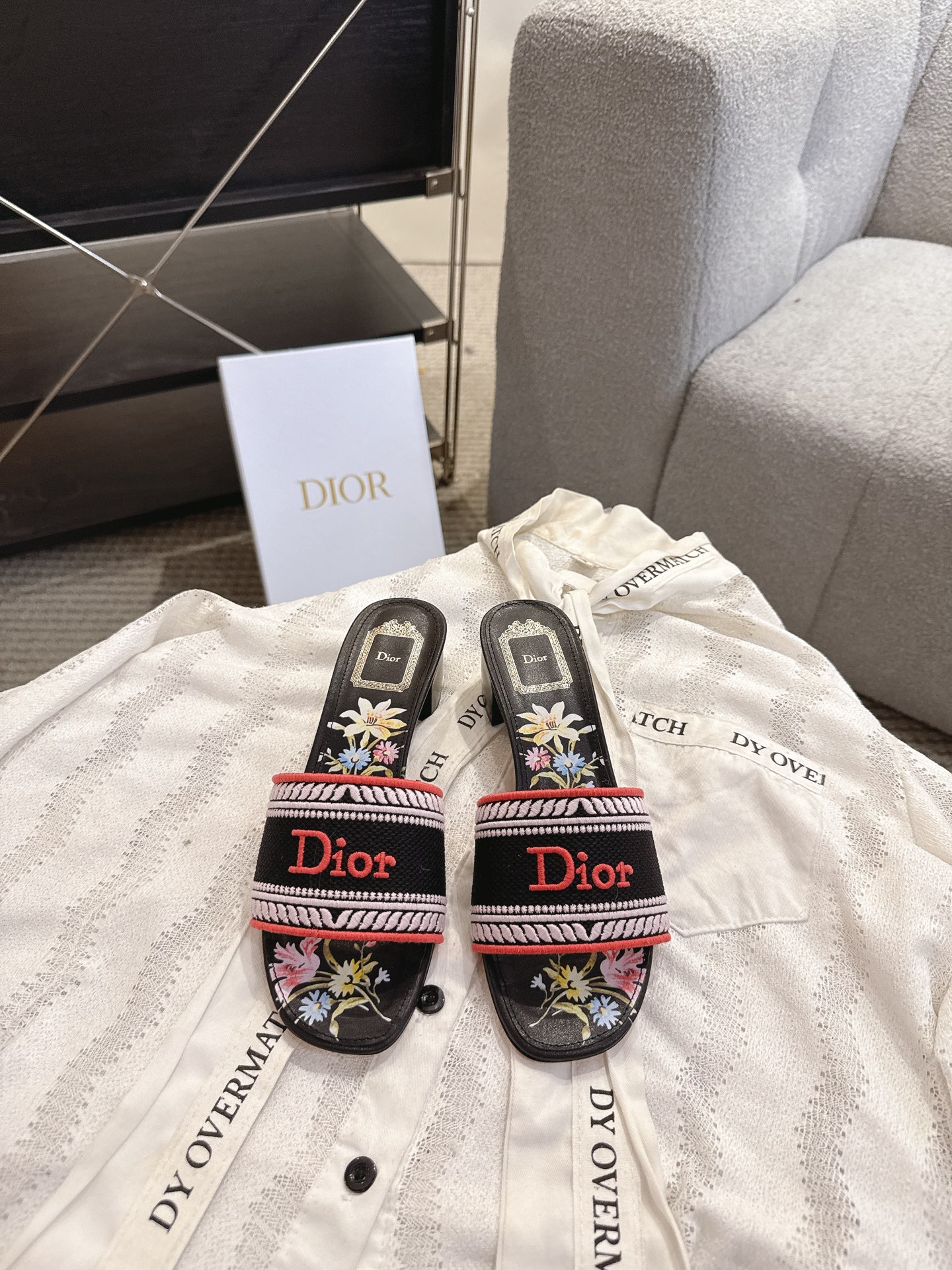 디올(DIOR) 플라워 자수 로고 슬라이드 슬리퍼