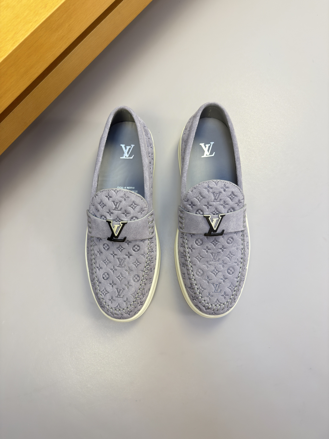 [Louis Vuitton] LV 루이비통 프리미엄 스웨이드 엠보싱 메탈버클 캐주얼 로퍼 신발