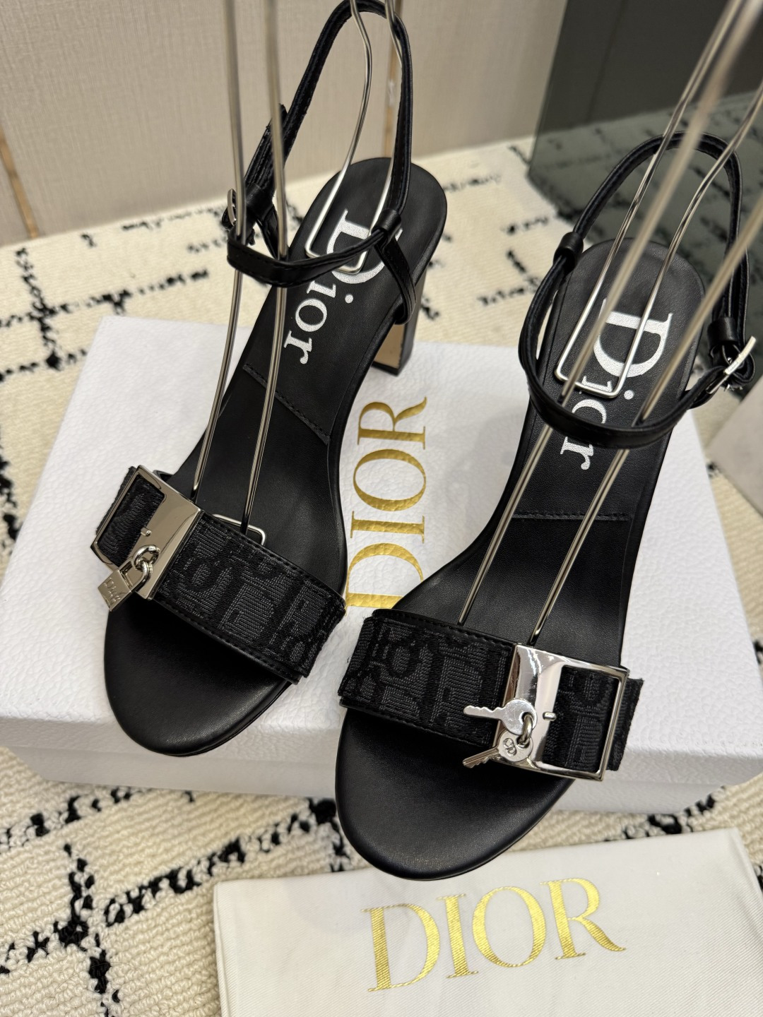 디올(DIOR) 로고 버클 데님 레더 샌들 신발