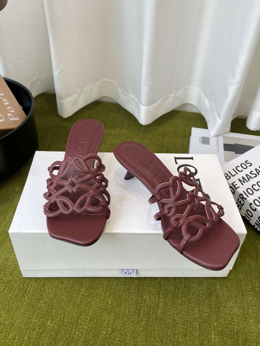 로에베(LOEWE) 아나그램 스트랩 스퀘어토 키튼힐 신발