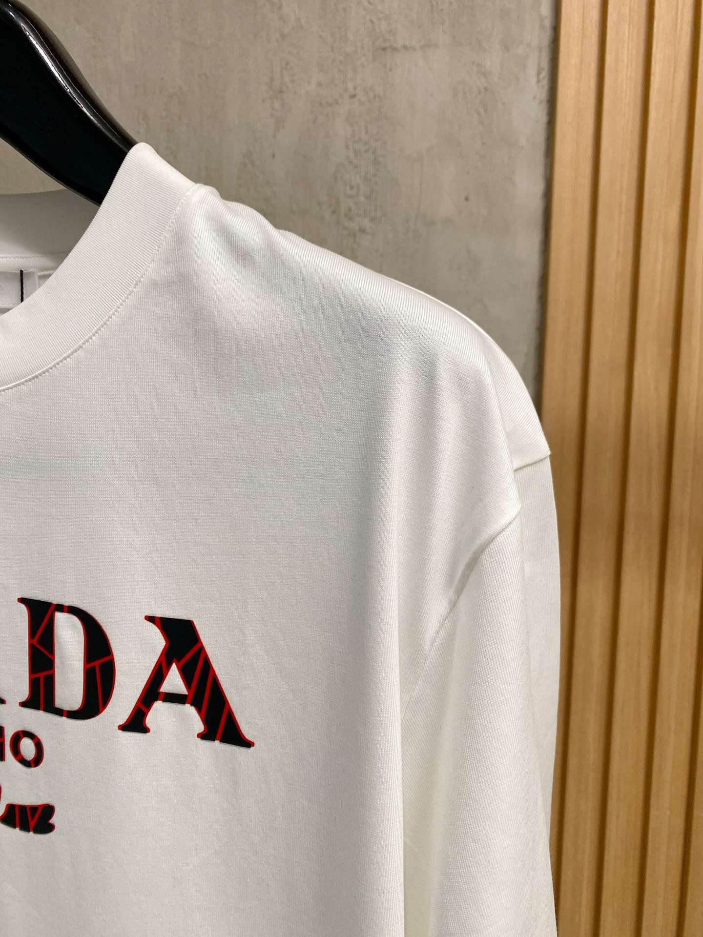 프라다(PRADA) 밀라노 로고 그래픽 프린트 반팔 티셔츠 상의 의류