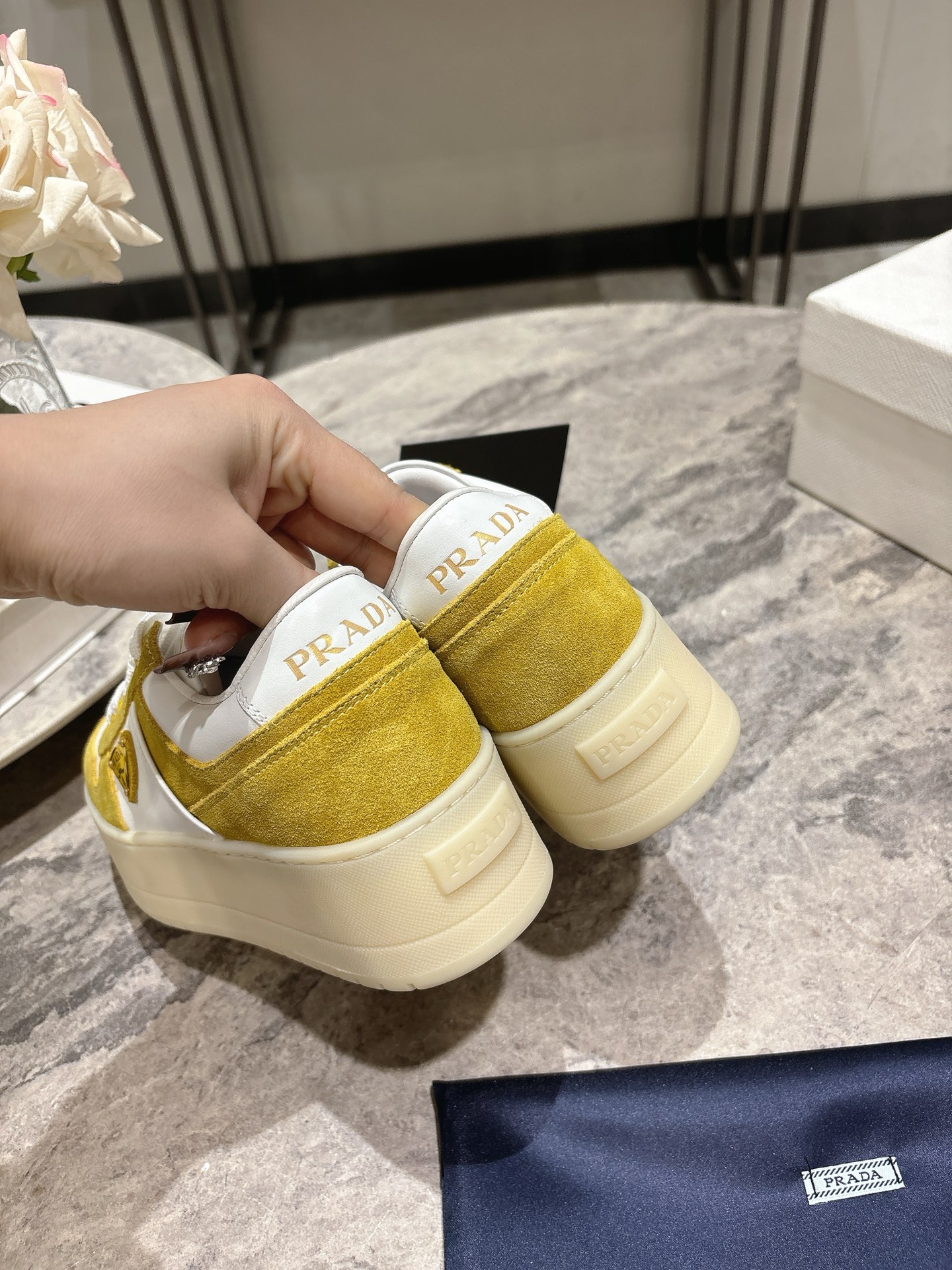 프라다(PRADA) 삼각 로고 플랫폼 스니커즈 신발