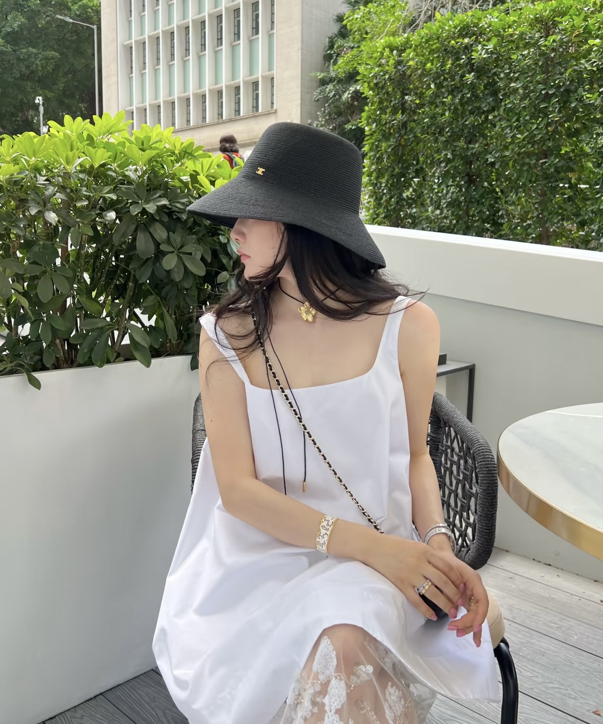 샤넬(CHANEL) 와이드 브림 밀짚 버킷햇 모자