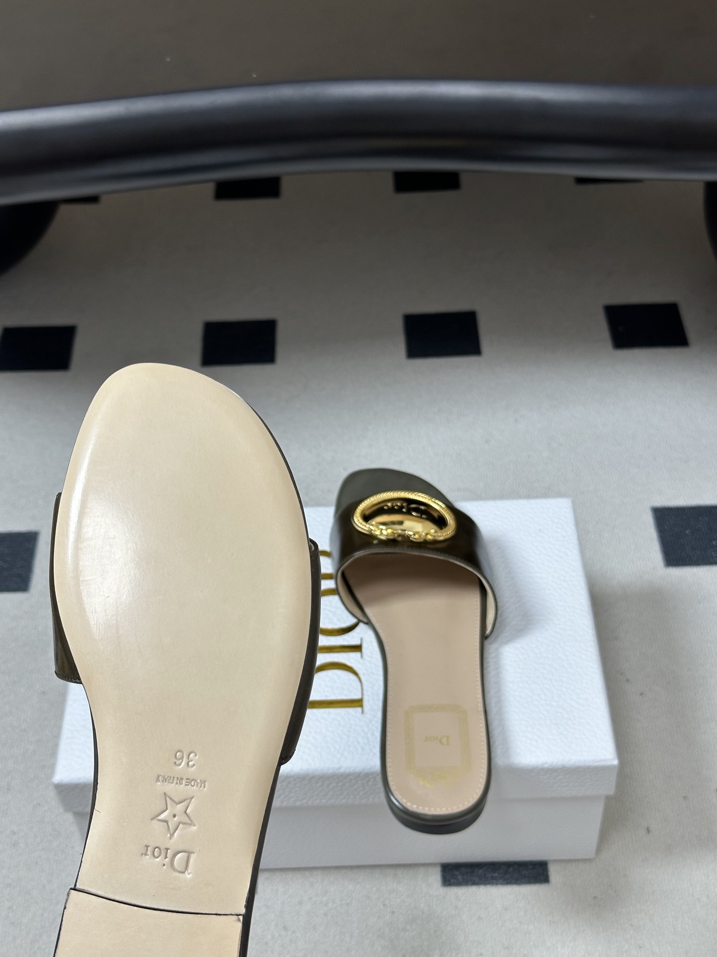 디올(DIOR) 메탈 버클 슬라이드 슬리퍼 신발
