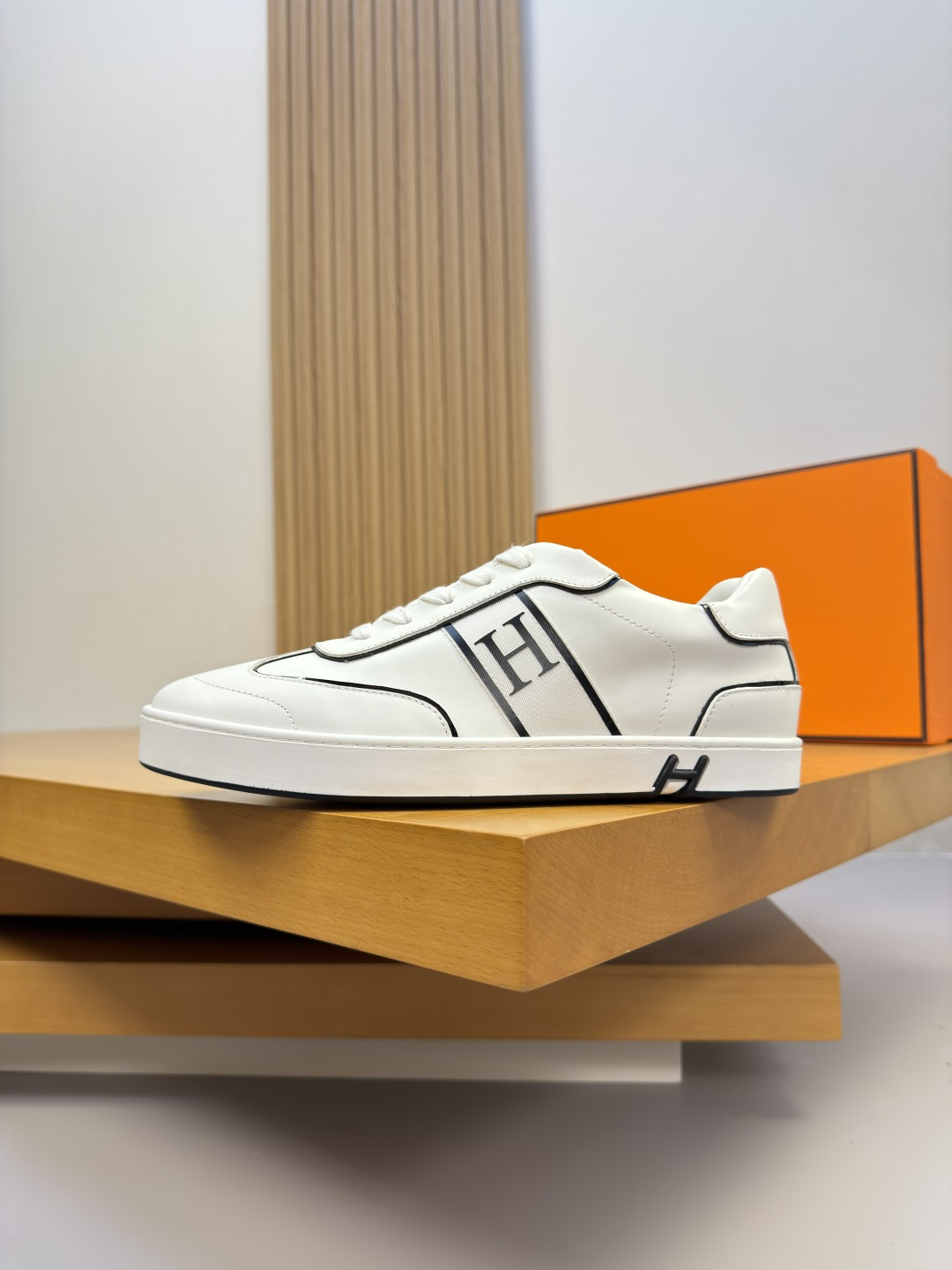 [Hermes] 에르메스 나파 스티치드 'H' 코트 스니커즈 신발