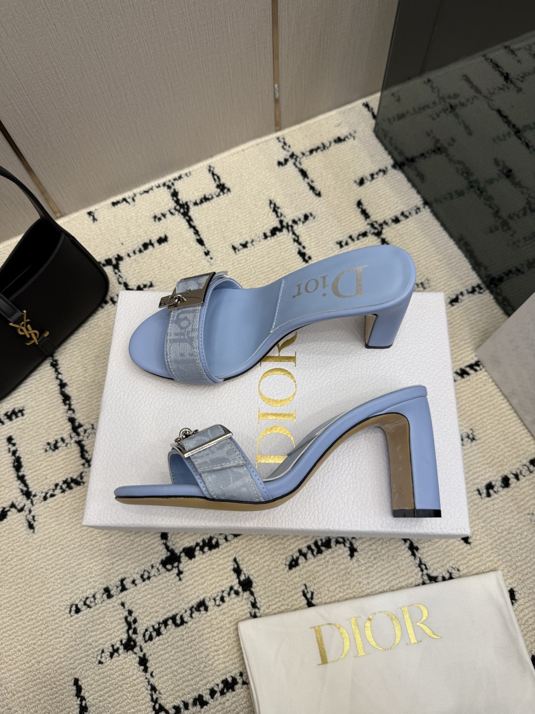 디올(DIOR) 로고 버클 뮬 힐 샌들 신발