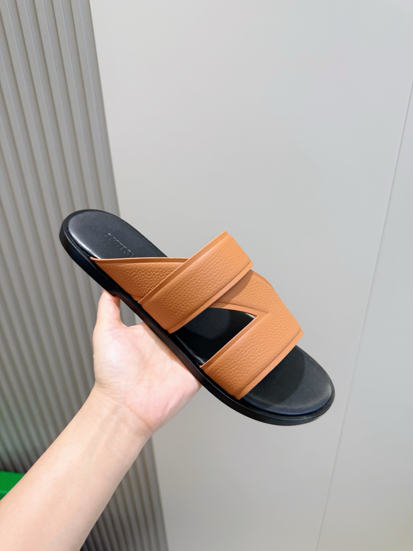 [Bottega Veneta] BV 보테가 베네타 웨이브 인트레치아토 레더 뮬 / 슬라이드 슬리퍼 신발