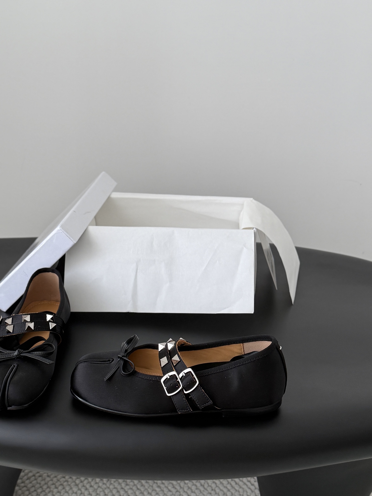 메종 마르지엘라(Maison Margiela) 타비 스터드 스트랩 발레리나 플랫 신발