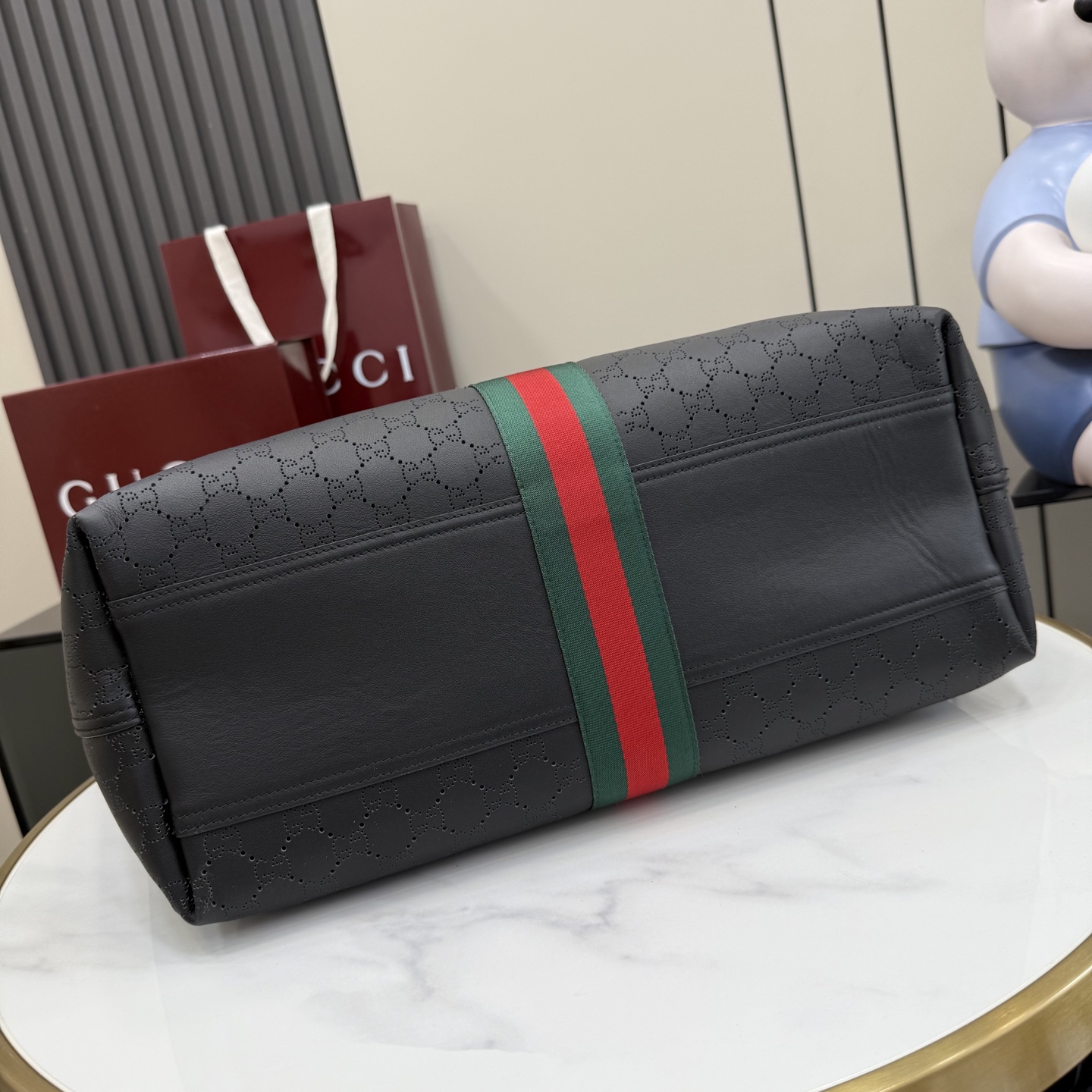 GUCCI 구찌 Generation 제너레이션 GG 질리오(Giglio) 펀칭 레더 토트백 - 블랙 라지 가방