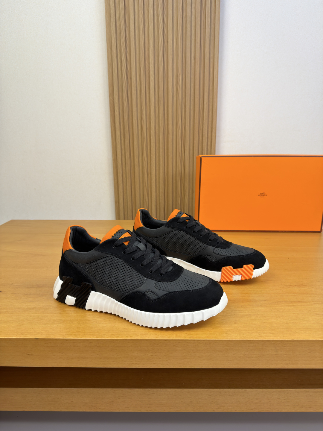 [Hermes] 에르메스 타공 나파 레더 스니커즈 신발