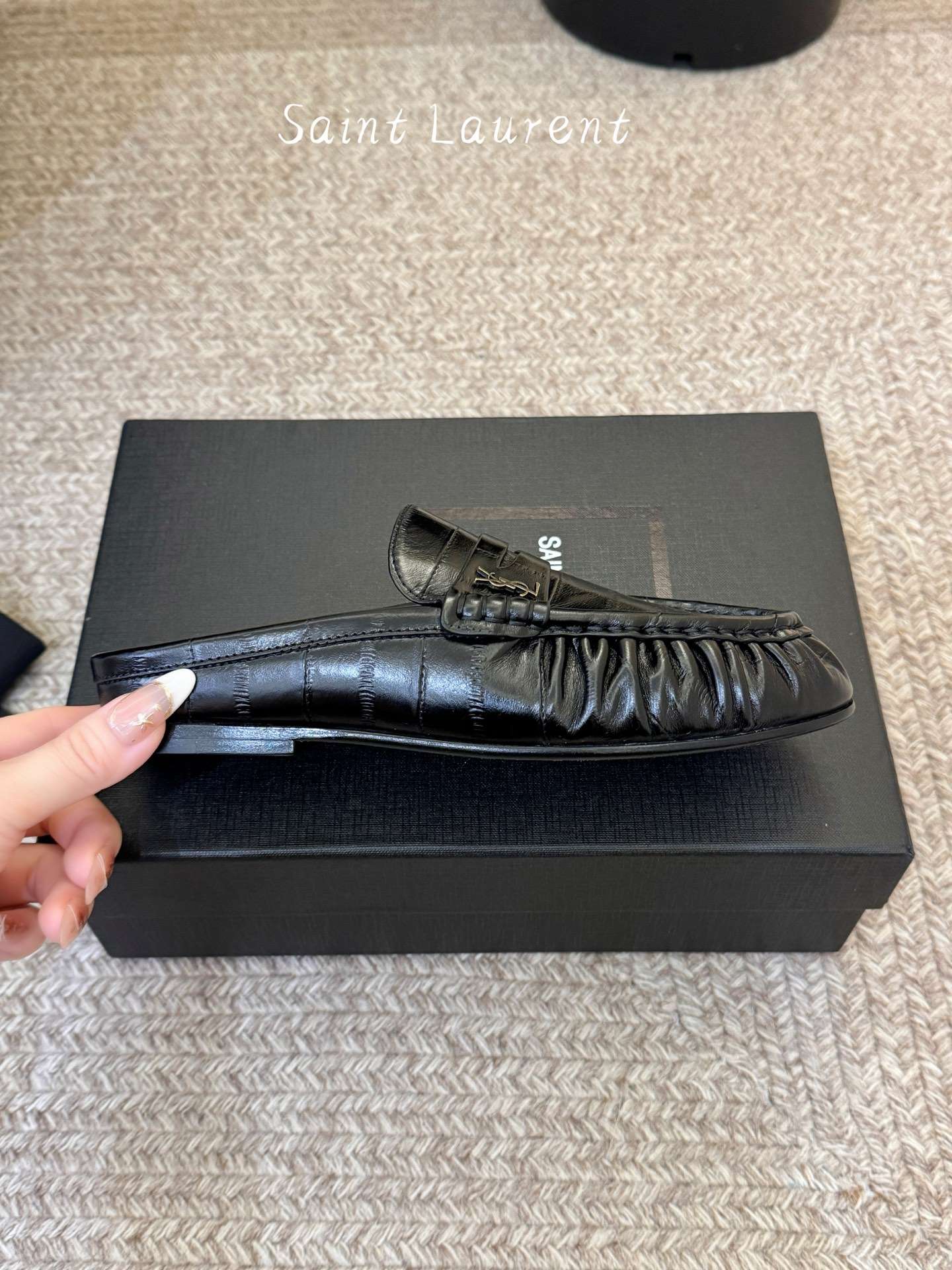 생로랑(SAINT LAURENT) 카프 레더 페니 백리스 로퍼 신발