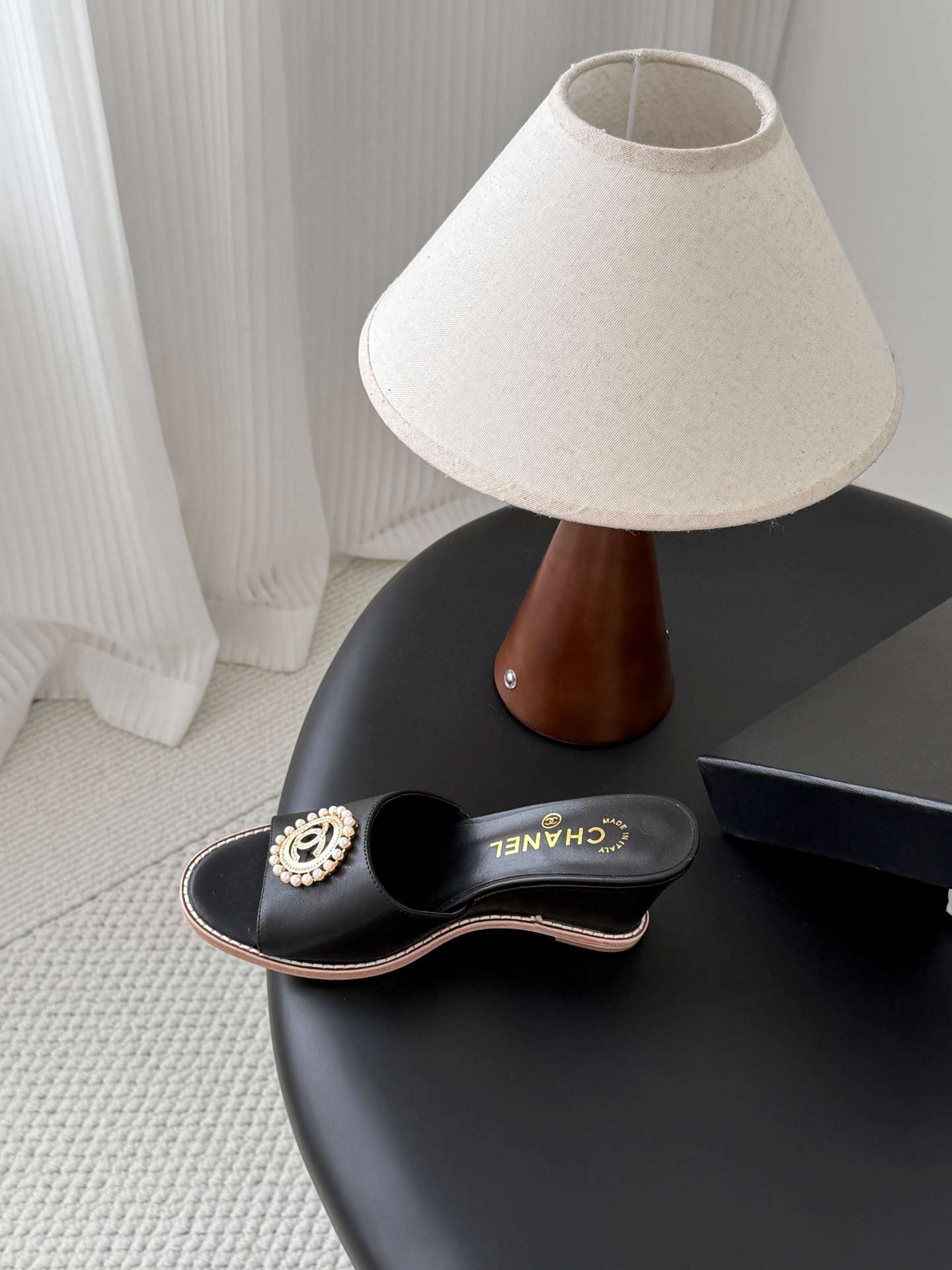 샤넬(CHANEL) 진주 메달 웨지 뮬 샌들 신발