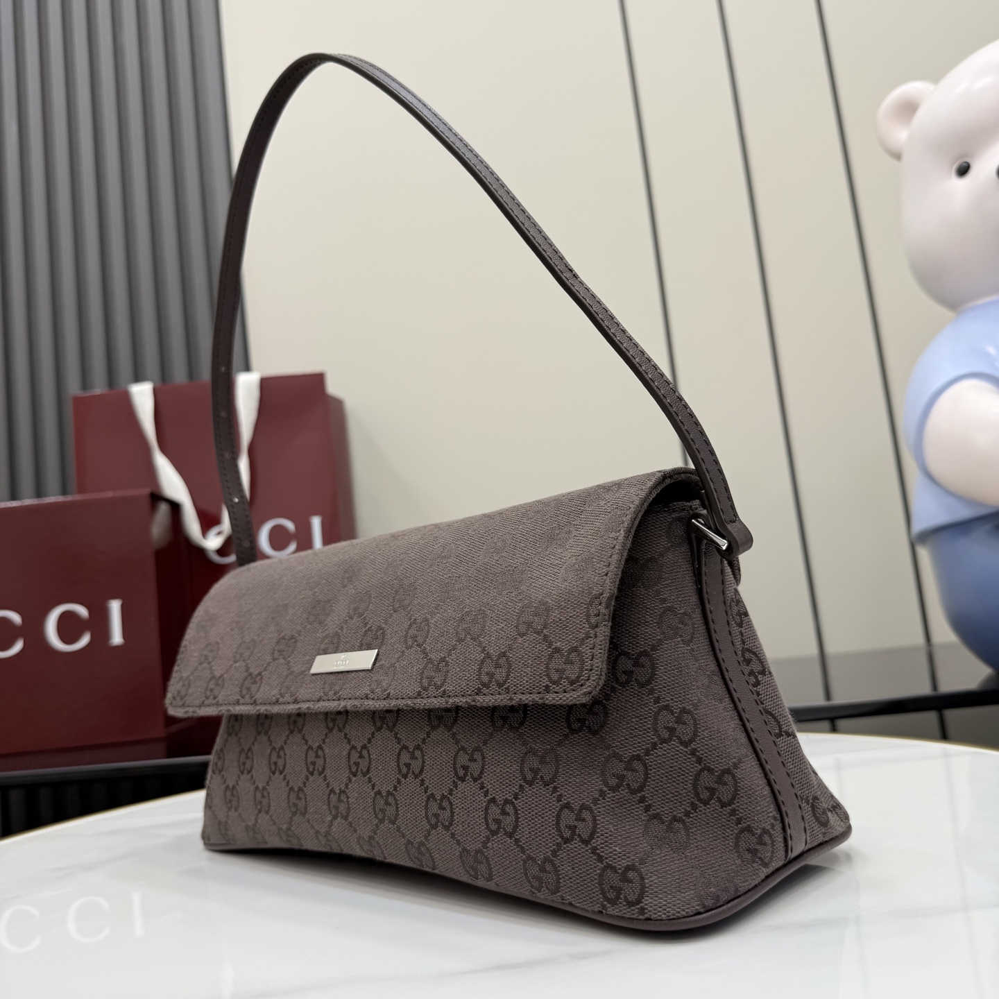[Gucci] 구찌 (Generation) GG 캔버스 플랩 숄더백 (다크 브라운) 가방