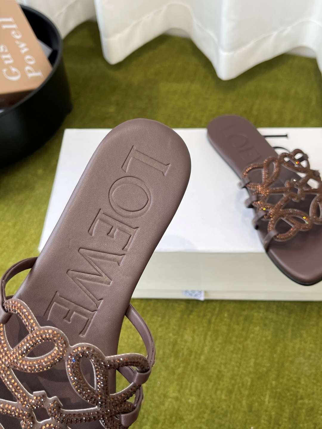 로에베(LOEWE) 라인스톤 스퀘어토 플랫 슬리퍼 신발