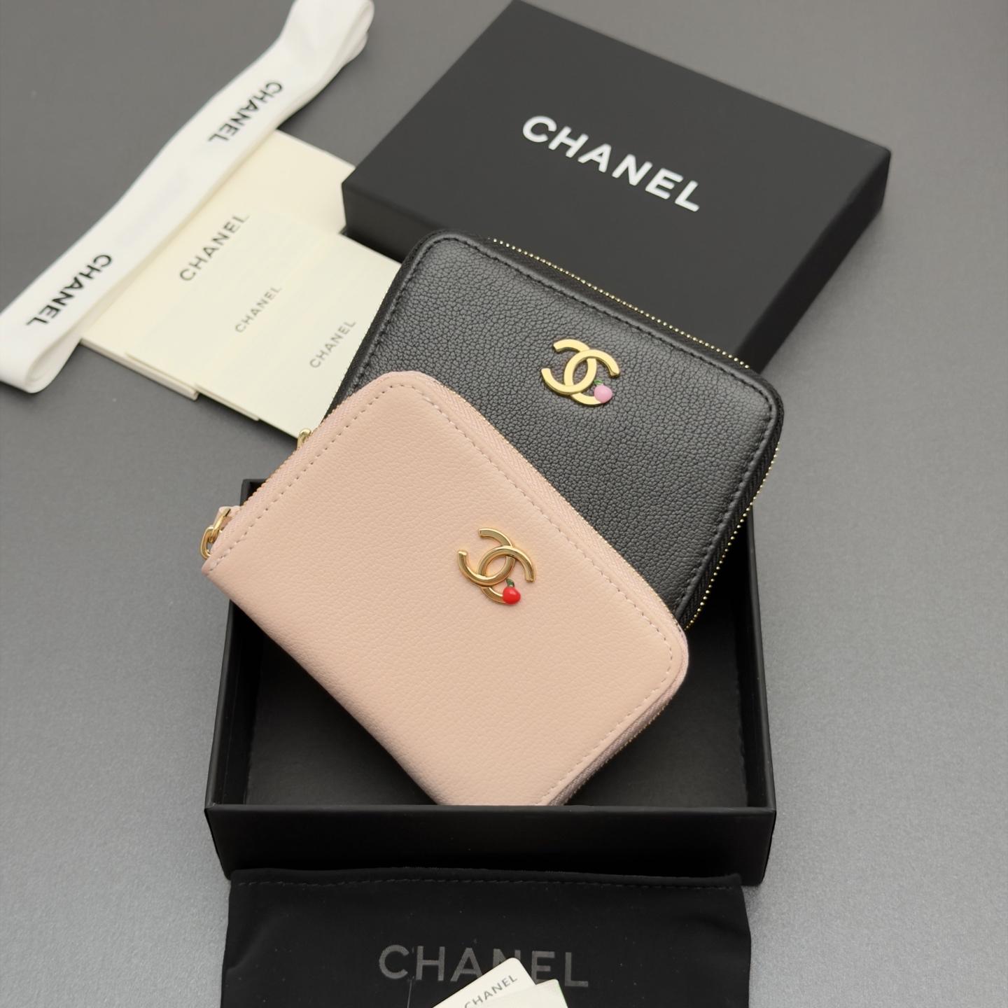 [Chanel] 샤넬 메탈 로고 지퍼 카드 지갑