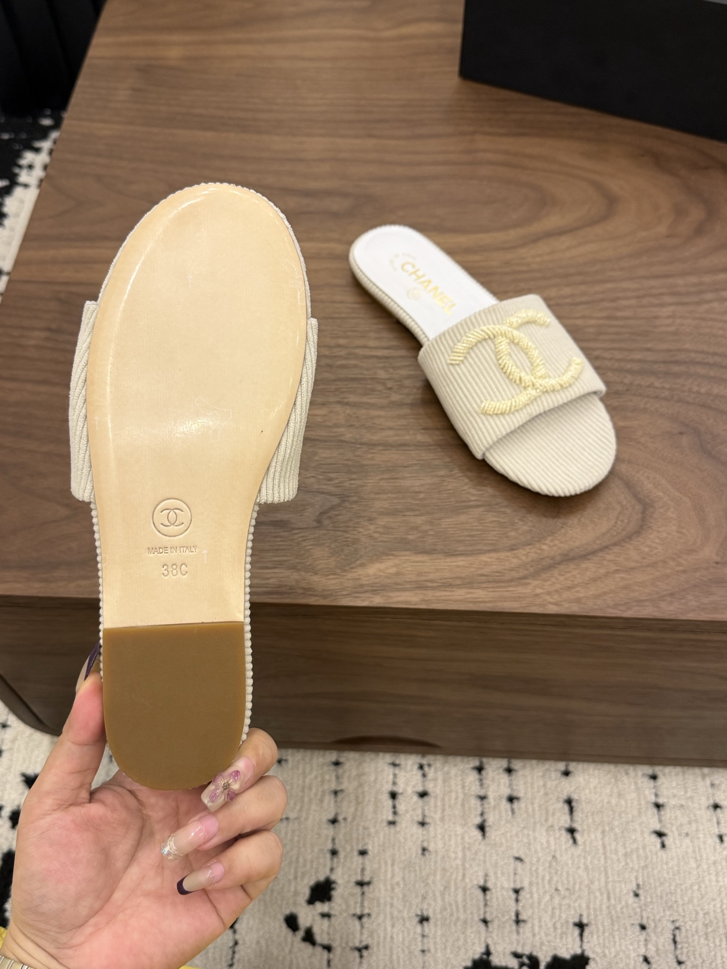 샤넬(CHANEL) 로고 스트라이프 플랫 슬리퍼 신발