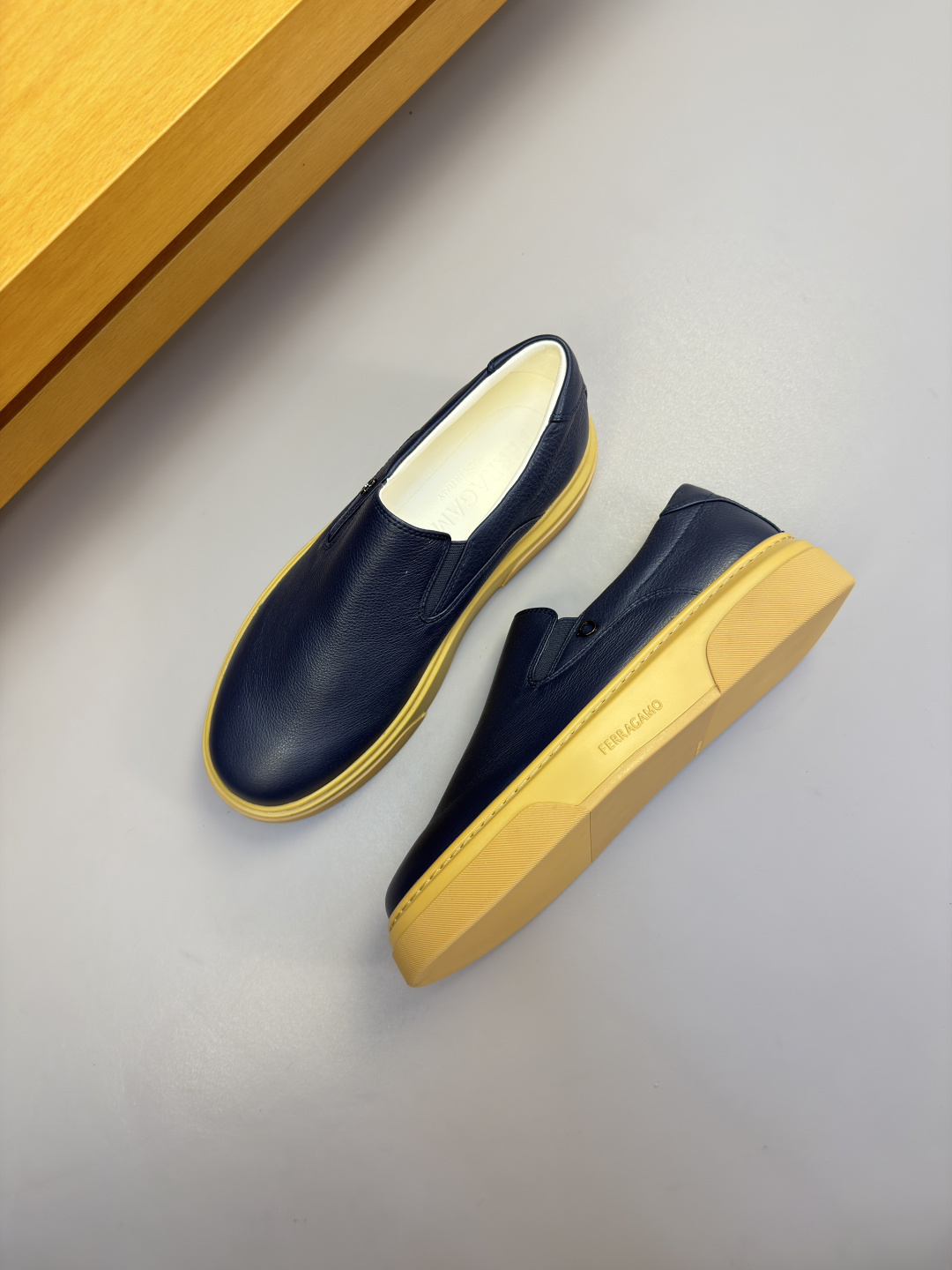 [Salvatore Ferragamo] 페라가모 프리미엄 슈링크 레더 미니멀 슬립온 스니커즈 신발
