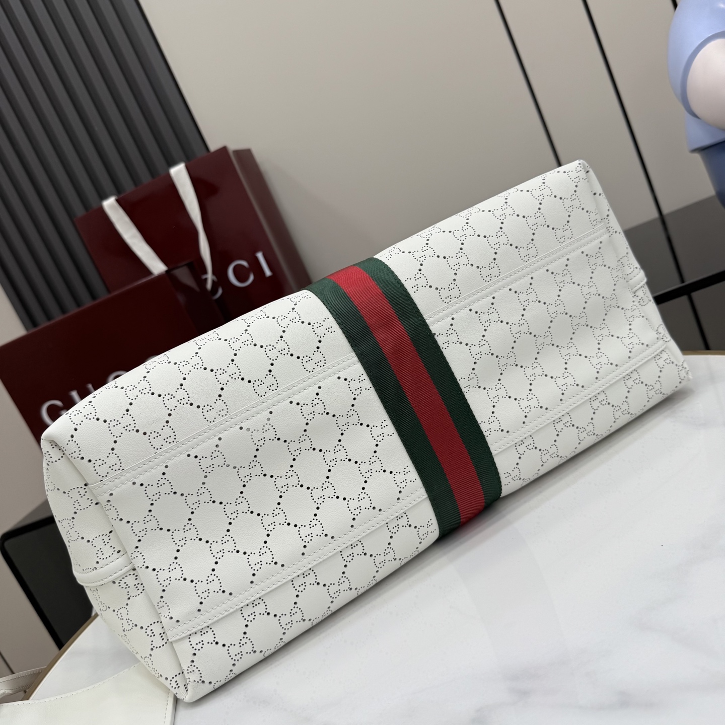 GUCCI 구찌 Generation 제너레이션 GG 질리오(Giglio) 펀칭 레더 토트백 - 라지 가방