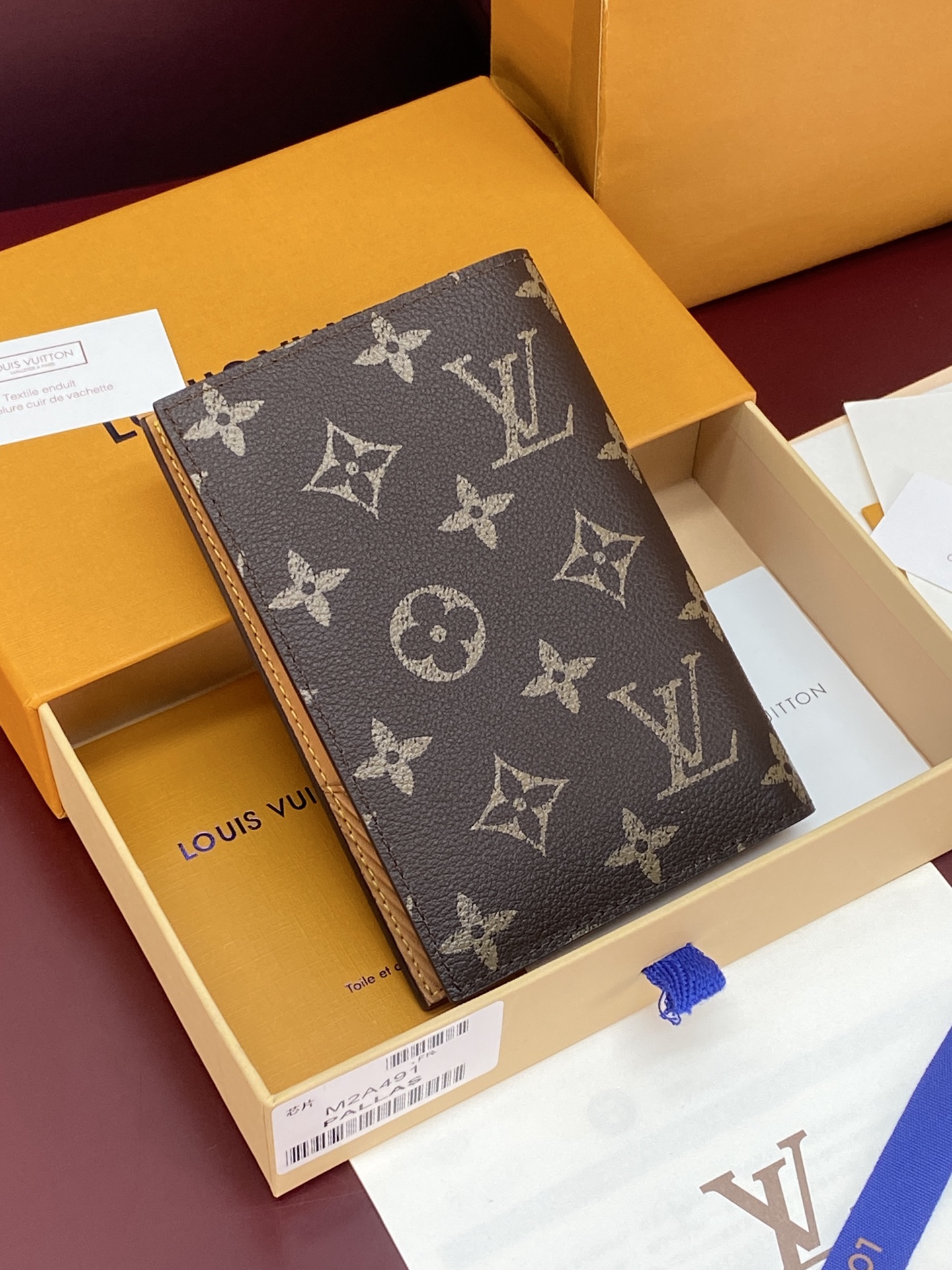 [Louis Vuitton] LV 루이비통 쇼퍼백 모티브 패스포트 홀더 모노그램 (칩 내장형) 지갑 M2A491