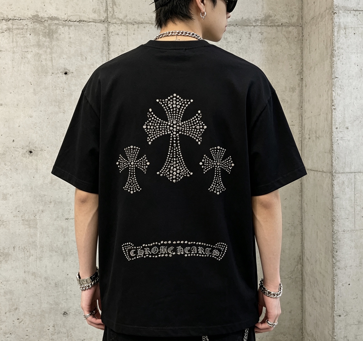 크롬하츠(CHROME HEARTS) 십자가 스터드 반팔 티셔츠 의류