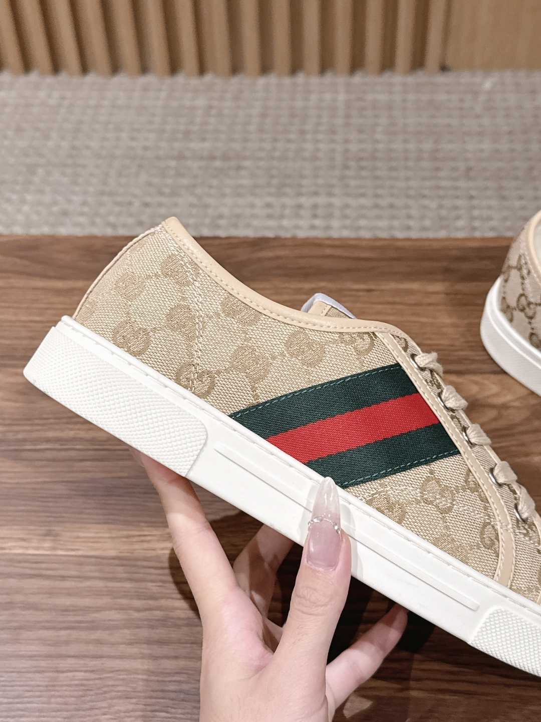 구찌(GUCCI) GG 엠보싱 로우탑 스니커즈 신발